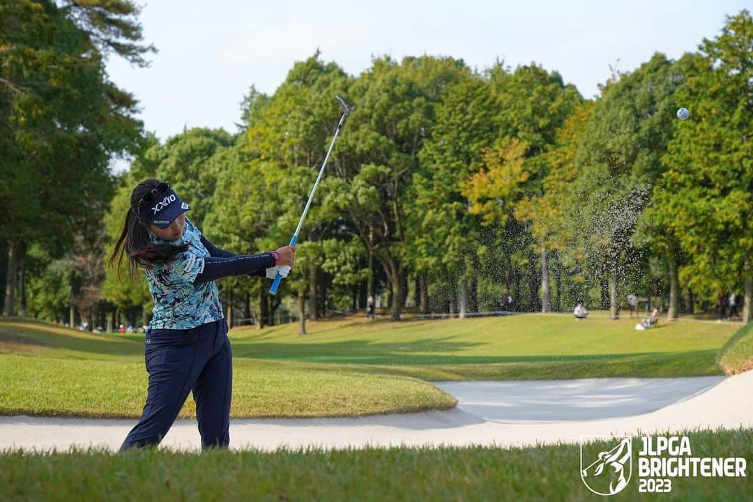 青木瀬令奈さんのインスタグラム写真 - (青木瀬令奈Instagram)「. TOTO JAPAN CLASSIC⛳️ 応援ありがとうございました😊⛳️ . #totojapanclassic  #太平洋クラブ美野里コース  . もう少し。 ひとつひとつ悔しいところはありますが おかげさまで久しぶりのTOP10入りができました🙇 . 先週の日曜日に練習として ラウンドさせて頂き とてもよい調整ができましたし 練習日にはトラックマンでデータを見ながら 打点のイメージを調整して ショットがだいぶ良くなってきたのと パッティングに関しては 久しぶりに良い感覚で 狙ったところに打てるようになったので バーディ合戦になんとか食らいつきながらも 置いていかれないように必死でした🥹 . 悔しいところは沢山ありますが 良いところも沢山あったので ひとつひとつを見直しながら また更に調整をしたいと思います🔥 . 全国各地から沢山観に来てくれて ありがとうございました🥹⛳️ また来週も応援よろしくお願いします🥹🙇 . . 最後にもね( @mone173.golf ) 優勝おめでとう🥹💙🏆 月曜日のトレーニングで よく前後になることが多くて 練習もトレーニングも人一倍努力し続けてて 後輩ながらも学ぶところが 沢山あって刺激をもらってます😊 女王になってから沢山苦しいこともあったと思うけど こうして来るべき時に勝つことができるのは 流石だなあと思いました🥹⭐︎ TOTOで勝つのは凄い。 ゆっくり休んでね😊🫶 #稲見萌寧  #優勝おめでとう  . .  #jlpga  #lpga  #golf  #女子ゴルフ」11月5日 19時40分 - serenaaoki_official