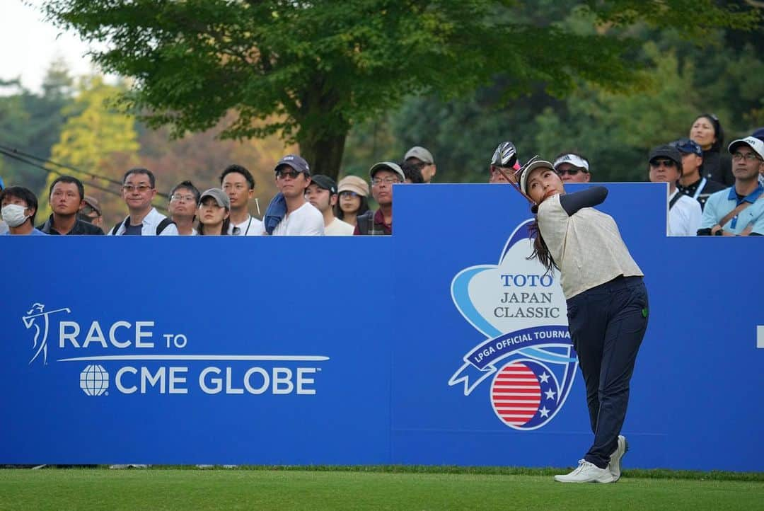 青木瀬令奈のインスタグラム：「. TOTO JAPAN CLASSIC⛳️ 応援ありがとうございました😊⛳️ . #totojapanclassic  #太平洋クラブ美野里コース  . もう少し。 ひとつひとつ悔しいところはありますが おかげさまで久しぶりのTOP10入りができました🙇 . 先週の日曜日に練習として ラウンドさせて頂き とてもよい調整ができましたし 練習日にはトラックマンでデータを見ながら 打点のイメージを調整して ショットがだいぶ良くなってきたのと パッティングに関しては 久しぶりに良い感覚で 狙ったところに打てるようになったので バーディ合戦になんとか食らいつきながらも 置いていかれないように必死でした🥹 . 悔しいところは沢山ありますが 良いところも沢山あったので ひとつひとつを見直しながら また更に調整をしたいと思います🔥 . 全国各地から沢山観に来てくれて ありがとうございました🥹⛳️ また来週も応援よろしくお願いします🥹🙇 . . 最後にもね( @mone173.golf ) 優勝おめでとう🥹💙🏆 月曜日のトレーニングで よく前後になることが多くて 練習もトレーニングも人一倍努力し続けてて 後輩ながらも学ぶところが 沢山あって刺激をもらってます😊 女王になってから沢山苦しいこともあったと思うけど こうして来るべき時に勝つことができるのは 流石だなあと思いました🥹⭐︎ TOTOで勝つのは凄い。 ゆっくり休んでね😊🫶 #稲見萌寧  #優勝おめでとう  . .  #jlpga  #lpga  #golf  #女子ゴルフ」