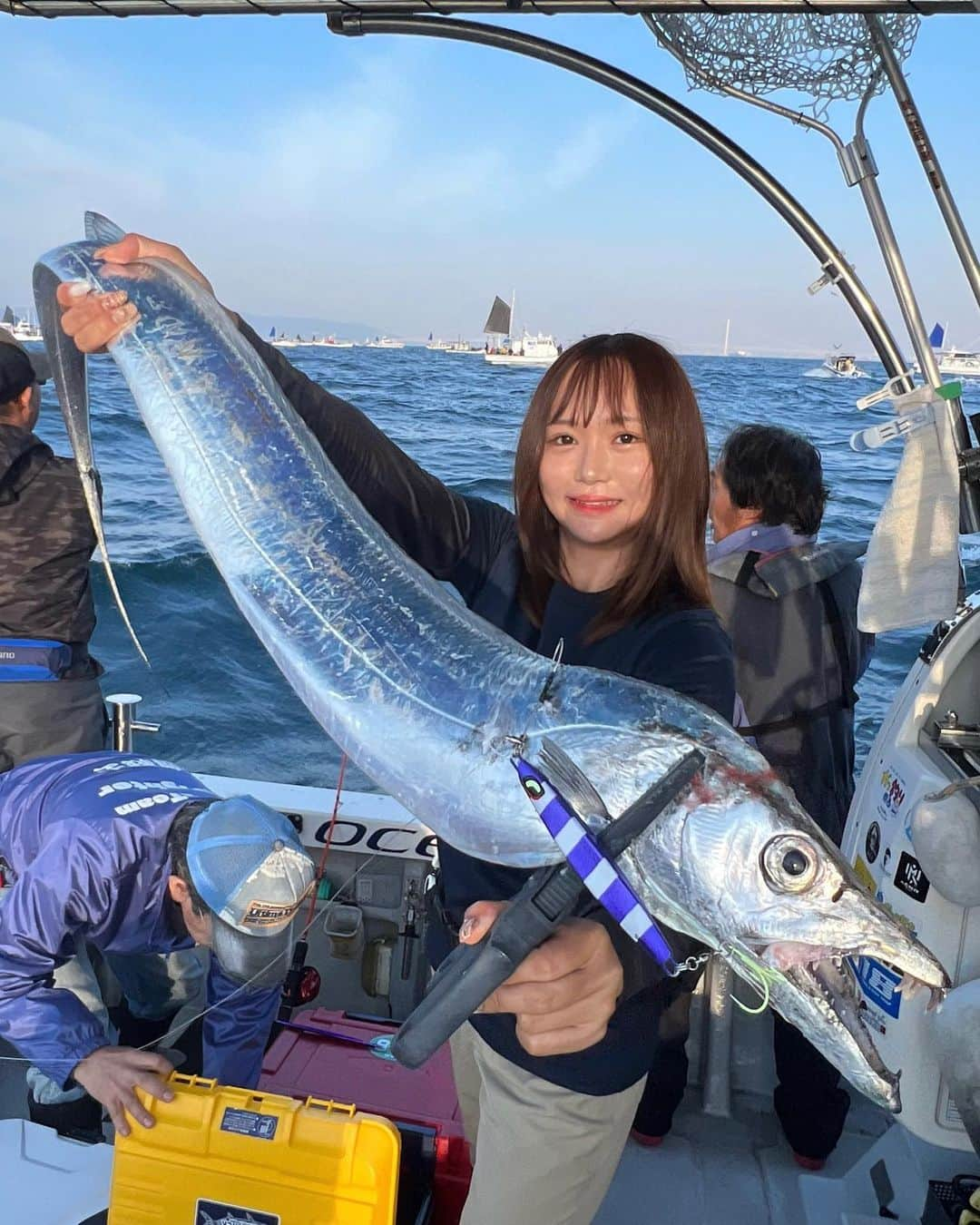 伊賀愛優菜さんのインスタグラム写真 - (伊賀愛優菜Instagram)「今日、神戸沖でジギングでは超レアな 長さ141cm.太さ(私の指で)9本 重さ2kg超 神龍釣ってしまいました！！ 【 jig▶︎SHIMANO Center Sardine160g パープルゼブラ 】  しかも 朝イチポイント着いてひと流し目、1投目で 釣ったんです。 姿が見えた時のあの大きさが凄すぎて ビックリしました…  本当に、出会ってくれて釣らせてくれて ありがとうの気持ちでいっぱいです。  今日1日の釣果としては、太刀魚の食いも悪く 平均サイズはf2~3でした！ ちなみに 私が釣ったこのサイズは私の新記録であり シーパラダイスの最高記録です。  やっぱり釣りは何が起こるか分かりません だからこそ釣りは楽しい！✨️☺️  そして今日は、【 チームがち 】の大会で 私はゲストで参加させて頂きました。 ➕1日中アングラーとしても参加していて 今回は、太刀魚の2匹の重量での大会でした！ 優勝された方おめでとうございます👏 私の記録は参考記録なのですが ビッグワン賞として特別賞を受賞させて頂きました😊✨️  参加された方々、スタッフの方、 船長様、ゲストの佐藤統洋さん ありがとうございました！  ⬇️タックルデータ⬇️ ロッド:SHIMANO OCEA JIGGER LJ/B62-1/FS Reel:SHIMANO OCEA CONQUEST /300HG Line:Toray Jigging PE Power Game. X8 11lb 0.8号  Leader:Toray SMOOTHROCK ➕30lb Jig:(3枚目)SHIMANO  Center Sardine 160g パープルゼブラグロー  #神龍 #タチウオ #タチウオジギング #太刀魚 #ドラゴン #太刀魚ジギング #オフショア #神龍タチウオ #アングラー #shimano #釣り #シーパラダイス」11月5日 19時40分 - ayugram_125