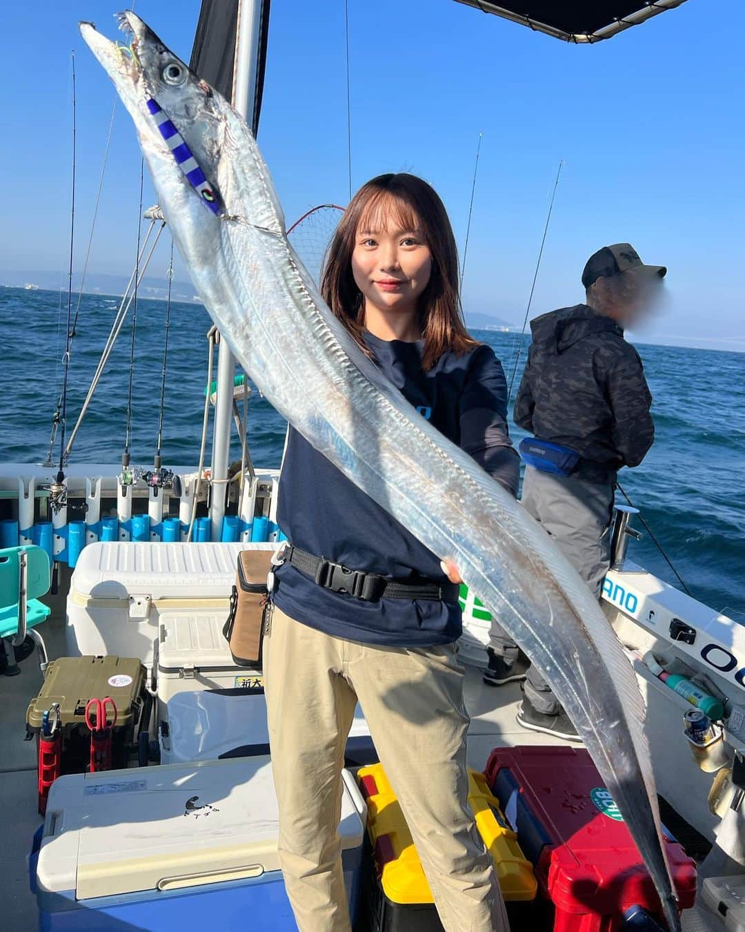 伊賀愛優菜さんのインスタグラム写真 - (伊賀愛優菜Instagram)「今日、神戸沖でジギングでは超レアな 長さ141cm.太さ(私の指で)9本 重さ2kg超 神龍釣ってしまいました！！ 【 jig▶︎SHIMANO Center Sardine160g パープルゼブラ 】  しかも 朝イチポイント着いてひと流し目、1投目で 釣ったんです。 姿が見えた時のあの大きさが凄すぎて ビックリしました…  本当に、出会ってくれて釣らせてくれて ありがとうの気持ちでいっぱいです。  今日1日の釣果としては、太刀魚の食いも悪く 平均サイズはf2~3でした！ ちなみに 私が釣ったこのサイズは私の新記録であり シーパラダイスの最高記録です。  やっぱり釣りは何が起こるか分かりません だからこそ釣りは楽しい！✨️☺️  そして今日は、【 チームがち 】の大会で 私はゲストで参加させて頂きました。 ➕1日中アングラーとしても参加していて 今回は、太刀魚の2匹の重量での大会でした！ 優勝された方おめでとうございます👏 私の記録は参考記録なのですが ビッグワン賞として特別賞を受賞させて頂きました😊✨️  参加された方々、スタッフの方、 船長様、ゲストの佐藤統洋さん ありがとうございました！  ⬇️タックルデータ⬇️ ロッド:SHIMANO OCEA JIGGER LJ/B62-1/FS Reel:SHIMANO OCEA CONQUEST /300HG Line:Toray Jigging PE Power Game. X8 11lb 0.8号  Leader:Toray SMOOTHROCK ➕30lb Jig:(3枚目)SHIMANO  Center Sardine 160g パープルゼブラグロー  #神龍 #タチウオ #タチウオジギング #太刀魚 #ドラゴン #太刀魚ジギング #オフショア #神龍タチウオ #アングラー #shimano #釣り #シーパラダイス」11月5日 19時40分 - ayugram_125