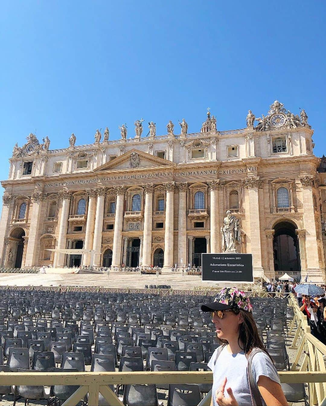 榊山敬代のインスタグラム：「🇮🇹… ・ つづき  一旦外へ出まして 向かいました先は  カトリック教会の総本山に て世界最大級のキリスト教 会建築サンピエトロ大聖堂  ミケランジェロやバロック芸術の 巨匠ベルニーニが設計に携わった と言われ完成までおよそ120年と いう長い年月をかけた大聖堂にて  外観も細やかな装飾で施されて いますが内装は圧倒される空間  こちらも神聖な場所として ノンスリーブや膝上の身な りは入館できないのでスト ールがあると大活躍でした  ミケランジェロのピエタでは 防弾ガラスの中に展示されて おり神々しい空気が漂ってい ましたがこのエリアはスリが 居るスポットとのことで少し 遠くから眺めていましたけど  このような神聖な場所で スリができてしまう心境 が理解できないですの巻  見どころは満載でして 新約聖書に登場される 人物の表現は興味深く  特にキリストの顔跡が 残った表現をされた彫 刻作品は印象的でした  空間の奥に見事にそびえ立つ ２９メートルほどの建物では  パルダッキーノと呼ばれる大天蓋 大聖堂で鳩のモチーフをよく見か けましたがこちらにも鳩が祀られ ており鳩様は聖霊の象徴とのこと  またイタリアの象徴オリーブと 月桂樹のモチーフも施されてい てこの度ミラノ蓮光寺へ奉納し ました作品もイタリアの象徴と してオリーブの樹を描いたので 象徴的な樹であることを改めて 確信をするひとコマなのでした  外へ出ますと警備員の方の 服装がとても絵になりまし てセンスの良さに記念撮影  サンピエトロ広場は 広大にて動画で記録  午前中だけでかなり 濃厚な鑑賞時間でし たがランチは中華を いただきまして次の スポットへとつづく  #MuseiVaticani #バチカン美術館 #BasilicadiSanPietroinVaticano #バチカン　 #サンピエトロ大聖堂 # #ローマ #Roma #イタリア #Italia #海外旅行 #旅行 #旅 #芸術  #アート #ART #travel #人生思い出づくり #毎日がスペシャル  #人生楽しもう #人生一度きり #日本画家 の #外出こんなもん #旅スタグラム #たびすたぐらむ」