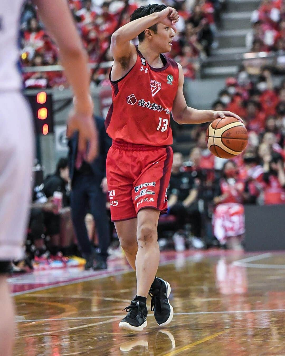 千葉ジェッツさんのインスタグラム写真 - (千葉ジェッツInstagram)「試合風景📸  B.LEAGUE2023-24 vs.三河 🏀試合終了🏀 千葉J 101-90 三河  #激戦を制し #価値ある一勝 #富樫勇樹 #B1最速 #3Pシュート #900本達成 #おめでとう #congratulations  #chibajets #Bリーグ #千葉ジェッツ #バスケ #basketball #portrait  #photograph #ジェッツ写真部 #レンズ越しの世界 #応炎📣🔥 #ありがとうございました✨️」11月5日 19時41分 - chibajets_official