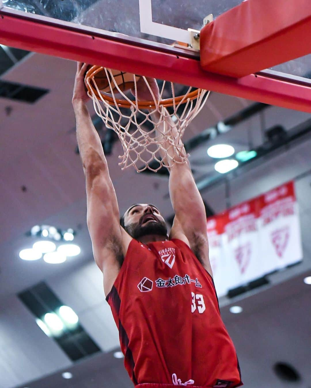 千葉ジェッツさんのインスタグラム写真 - (千葉ジェッツInstagram)「試合風景📸  B.LEAGUE2023-24 vs.三河 🏀試合終了🏀 千葉J 101-90 三河  #激戦を制し #価値ある一勝 #富樫勇樹 #B1最速 #3Pシュート #900本達成 #おめでとう #congratulations  #chibajets #Bリーグ #千葉ジェッツ #バスケ #basketball #portrait  #photograph #ジェッツ写真部 #レンズ越しの世界 #応炎📣🔥 #ありがとうございました✨️」11月5日 19時41分 - chibajets_official