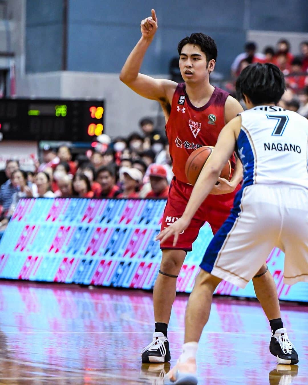 千葉ジェッツさんのインスタグラム写真 - (千葉ジェッツInstagram)「試合風景📸  B.LEAGUE2023-24 vs.三河 🏀試合終了🏀 千葉J 101-90 三河  #激戦を制し #価値ある一勝 #富樫勇樹 #B1最速 #3Pシュート #900本達成 #おめでとう #congratulations  #chibajets #Bリーグ #千葉ジェッツ #バスケ #basketball #portrait  #photograph #ジェッツ写真部 #レンズ越しの世界 #応炎📣🔥 #ありがとうございました✨️」11月5日 19時41分 - chibajets_official