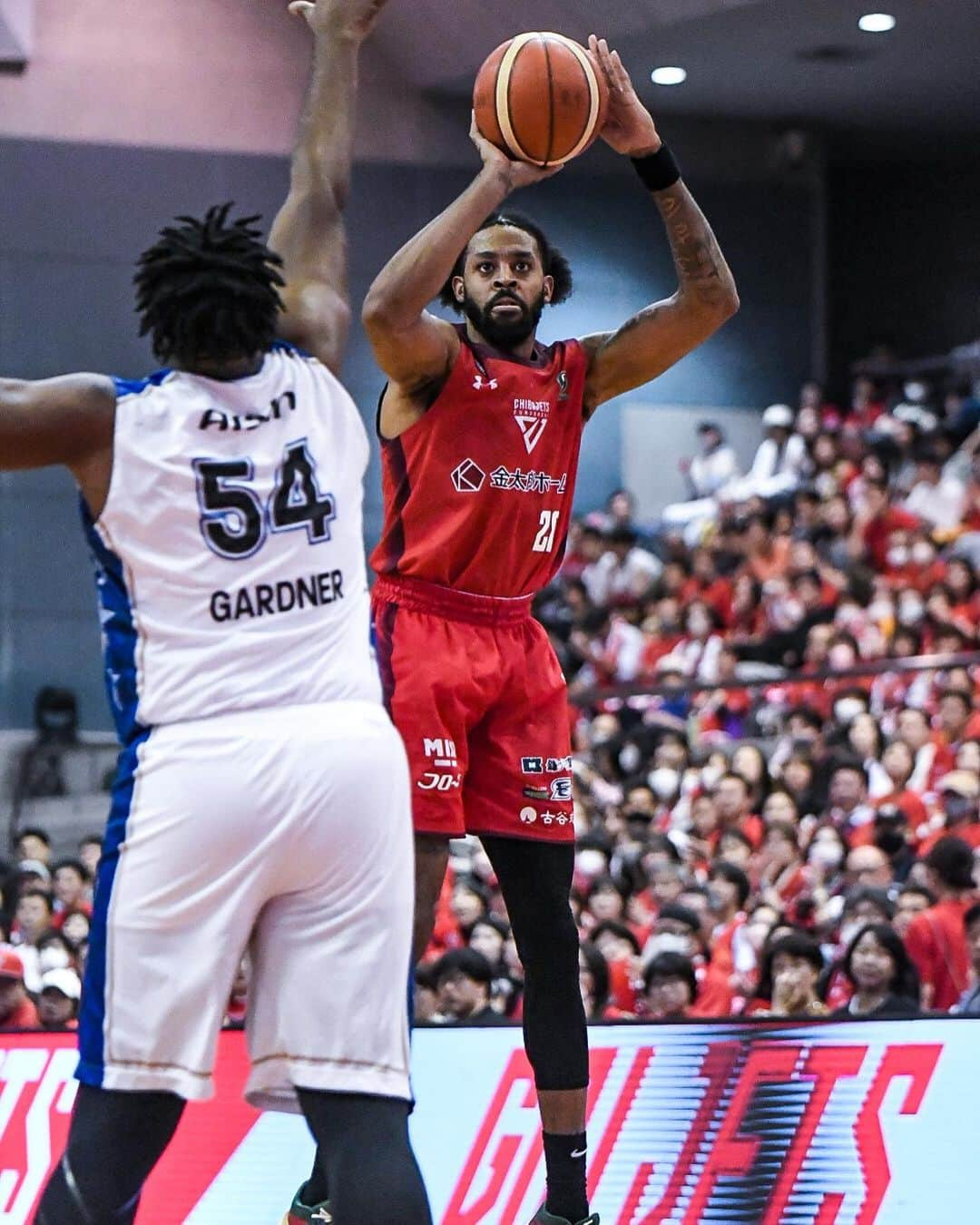 千葉ジェッツさんのインスタグラム写真 - (千葉ジェッツInstagram)「試合風景📸  B.LEAGUE2023-24 vs.三河 🏀試合終了🏀 千葉J 101-90 三河  #激戦を制し #価値ある一勝 #富樫勇樹 #B1最速 #3Pシュート #900本達成 #おめでとう #congratulations  #chibajets #Bリーグ #千葉ジェッツ #バスケ #basketball #portrait  #photograph #ジェッツ写真部 #レンズ越しの世界 #応炎📣🔥 #ありがとうございました✨️」11月5日 19時41分 - chibajets_official