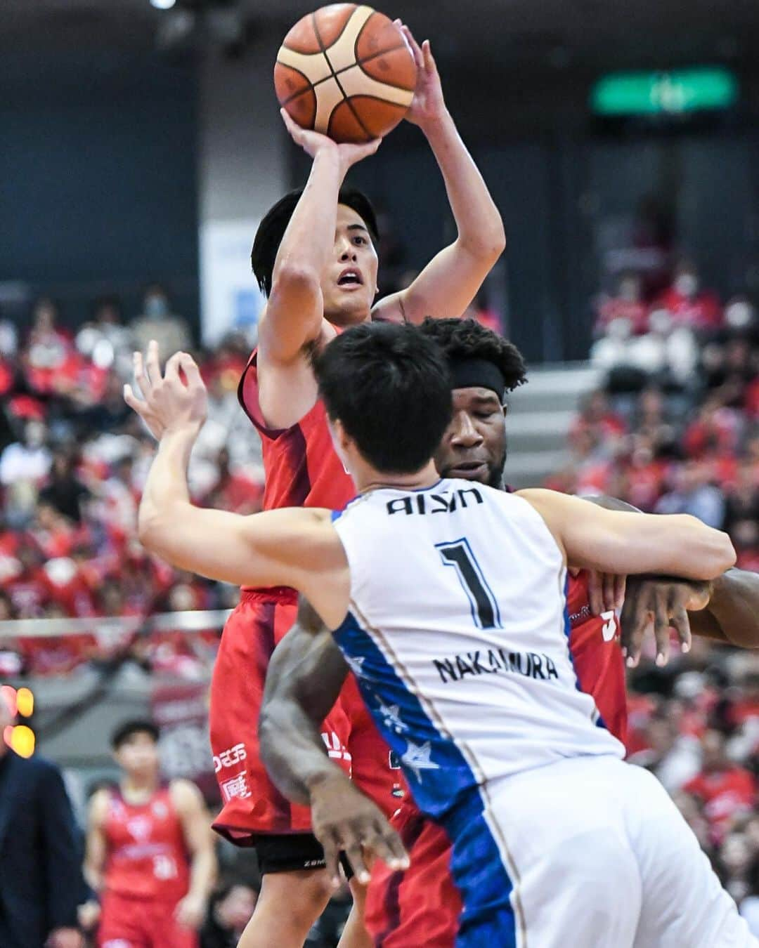 千葉ジェッツのインスタグラム：「試合風景📸  B.LEAGUE2023-24 vs.三河 🏀試合終了🏀 千葉J 101-90 三河  #激戦を制し #価値ある一勝 #富樫勇樹 #B1最速 #3Pシュート #900本達成 #おめでとう #congratulations  #chibajets #Bリーグ #千葉ジェッツ #バスケ #basketball #portrait  #photograph #ジェッツ写真部 #レンズ越しの世界 #応炎📣🔥 #ありがとうございました✨️」