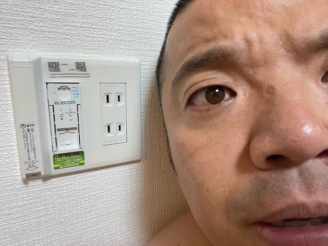 のインスタグラム：「今日は森ノ宮3stでした。  過ごしやすい気温でよろしいですね。  マンションの管理会社が代わり、各部屋に無料でWi-Fiを飛ばしてくれました！  うれしー！！！  テレビでNetflixとかアマプラとかYouTubeとか観れるー！  沈黙のパレード観よー！  ただパスワードとか書いてあるシールが少し傾いてるなー。  三半規管が狂って具合悪くなりそう。  適当な仕事しないで欲しい。  はぁ。  でもWi-Fiとんでるー！！  阪神３点とった  いいねちょうだい」