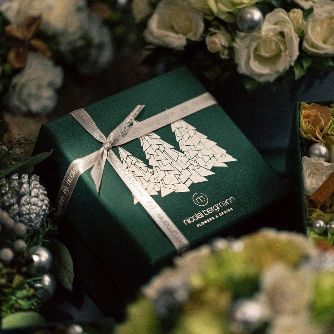ニコライ・バーグマン・フラワーズ＆デザインさんのインスタグラム写真 - (ニコライ・バーグマン・フラワーズ＆デザインInstagram)「"Pine Forest" – a color inspired by the enchanting depth of the woods. 🌲✨ Its cool yet warm essence perfectly complements the silver tree motif, making it a stylish gift choice for the Christmas season. ⁠ The "Nordic Nights" Winter Collection 2023 is now available in Japan. ⁠ ⁠ ⁠ ⁠ .⁠ .⁠ .⁠ .⁠ #nicolaibergmann #NordicNights2023 #flowerdesign #christmasdecorations #christmaswreath #ニコライバーグマン #フラワーデザイン #クリスマスプレゼント #クリスマスリース #クリスマスツリー #フラワーアレンジメント #니콜라이버그만 #꽃디자인」11月5日 19時53分 - nicolaibergmann
