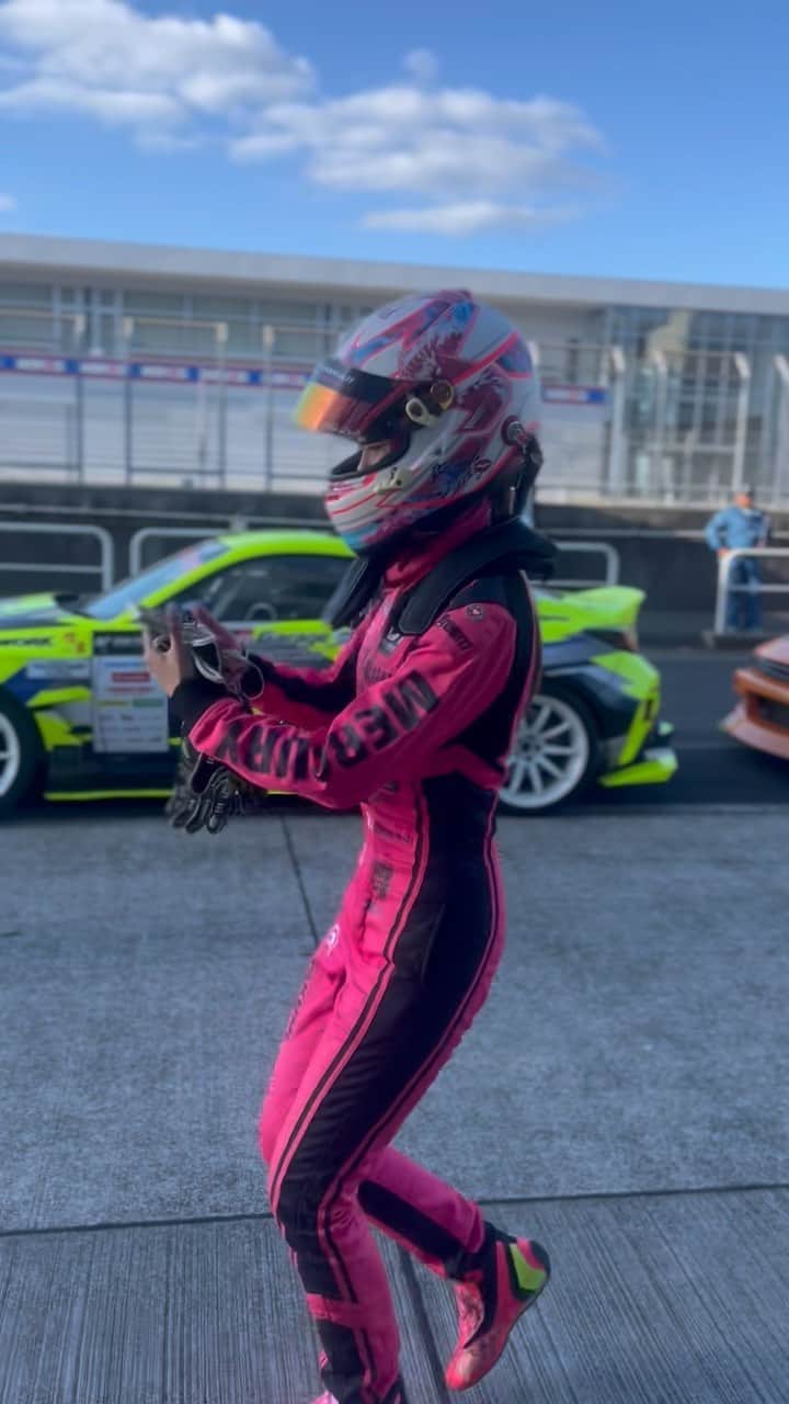 下田紗弥加のインスタグラム：「. えぇ？！😂w  #d1grandprix #driftlife #driftgirl #helmetart #racingsuit」