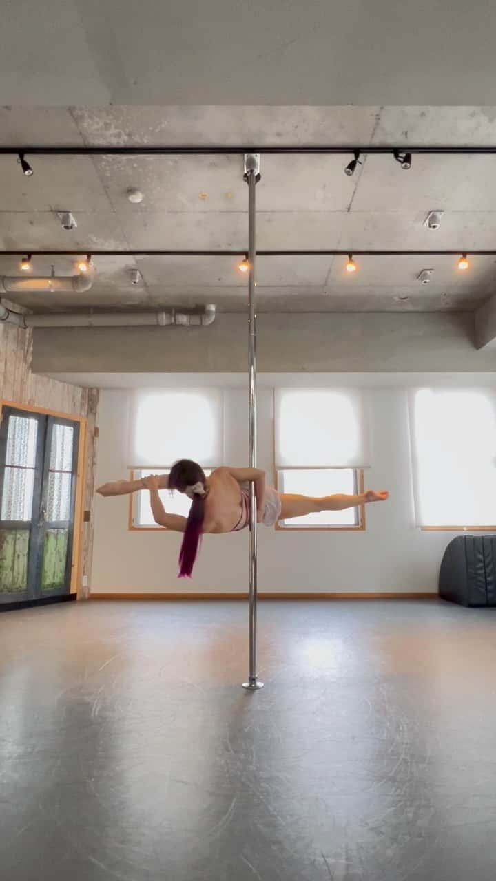 坂井絢香のインスタグラム：「🔆🔱🐬  Inspired @coco_kehong  Wearing @menuet_official  Thank you ❤️✨  #pdtricks  #poledance #ポールダンス　 #spinningpolecombo #spinningpole」
