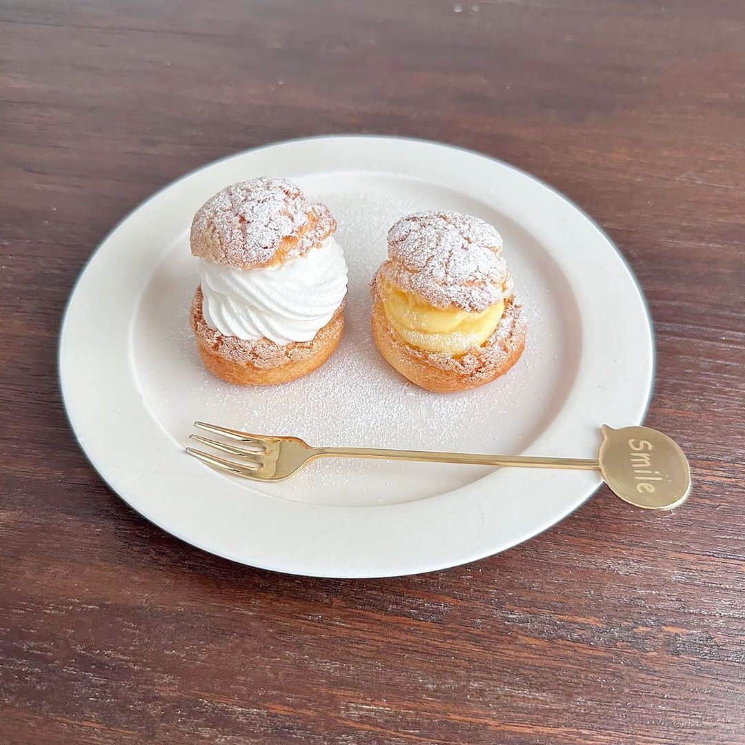 大野いとのインスタグラム：「蓋付きのシュークリーム🧁 見た目に拘りたく、クリーム盛ってみました。 右はカスタードクリームで、左はカスタード＋生クリームです。一人でパクパク食べてしまった！(o_o) #シュークリーム #手作りお菓子」
