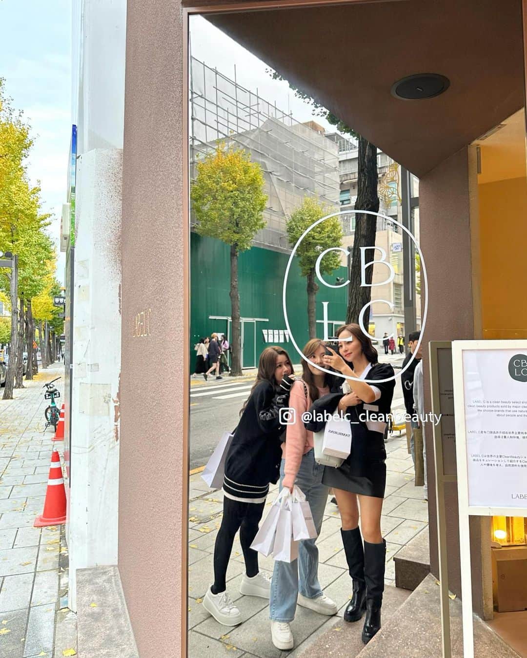 左近鈴乃さんのインスタグラム写真 - (左近鈴乃Instagram)「. Day2. Shopping day 👱🏼‍♀️🩰🎧 カロスキルをぶらぶら〜 行きたかったお店全部行けて嬉しい！毎日スムーズすぎ🫰🏻  街並みが可愛くて歩いてるだけで楽しい💗 ついつい色んなところで写真撮っちゃうよね〜🤳🏻⚾️  #韓国旅行 #韓国 #カロスキル」11月5日 19時50分 - suzuno_sakon