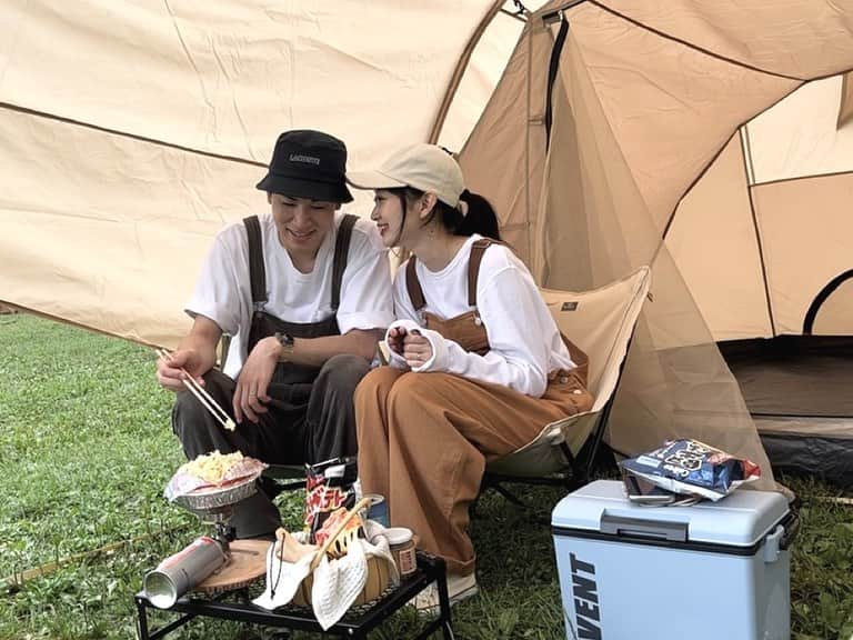 KANAKAのインスタグラム：「初めてキャンプ連れてってもらった🏕️  お気に入りのポップコーン食べてる3コマ🍿  #キャンプ #キャンプコーデ  #キャンプ女子 #キャンプ場 #ふもとっぱら #テント #キャンプギア #dod #サロペット #アウトドア #ポップコーン #夏休み」