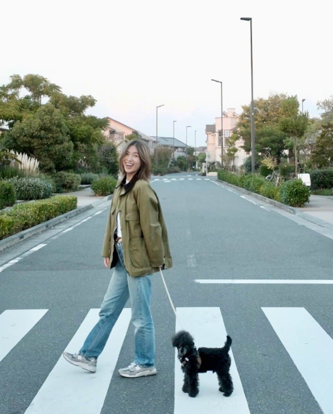 月本えりのインスタグラム：「愛犬とバブアーと白ティーとブルーデニムとニューバランス🍟 変わらないものを愛してる、変わっていくのは自分の外見だけ👵w 人間もそう、芯の通った真っ直ぐな人が好き。  #sundayfunday #barbour #jacket #denim #newbalance #sneakers #newbalance992  #fashion #simplicity #vintage #doglover #abbeyroad」