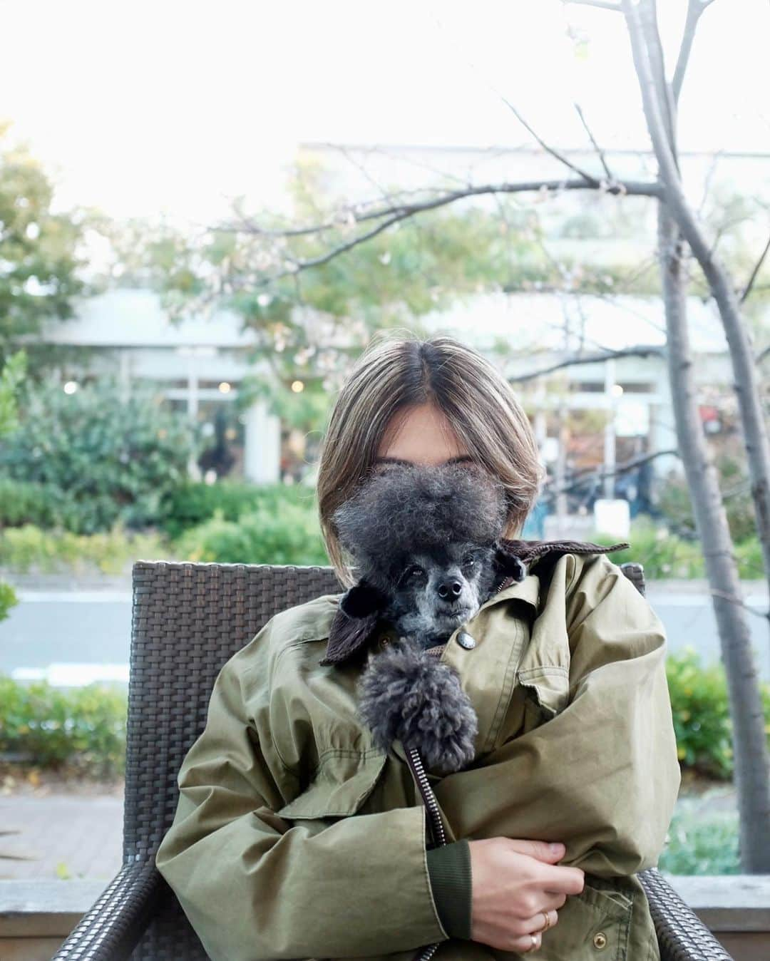 月本えりさんのインスタグラム写真 - (月本えりInstagram)「愛犬とバブアーと白ティーとブルーデニムとニューバランス🍟 変わらないものを愛してる、変わっていくのは自分の外見だけ👵w 人間もそう、芯の通った真っ直ぐな人が好き。  #sundayfunday #barbour #jacket #denim #newbalance #sneakers #newbalance992  #fashion #simplicity #vintage #doglover #abbeyroad」11月5日 19時50分 - eritsukimoto