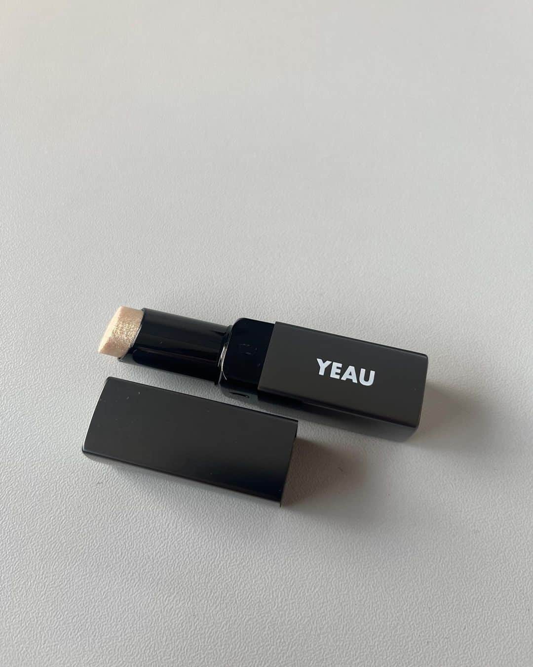 内山愛のインスタグラム：「@yeau_official  のマルチスティックが万能でかわいい☁️ ハイライトにも目元にも。 グロスもノー荒れで今季大活躍しております🧎🏻  #pr #yeau」