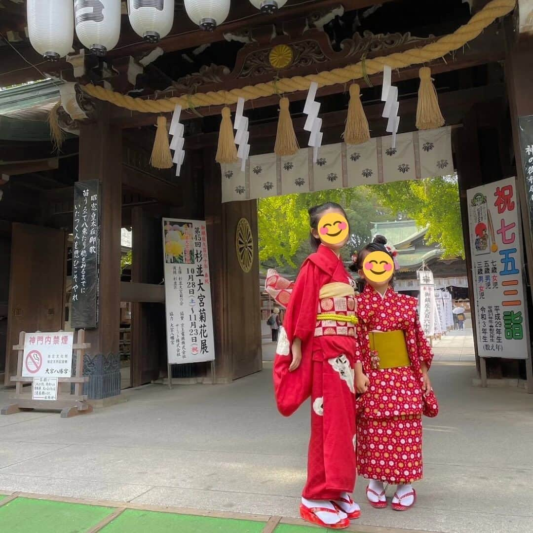 野村佑香さんのインスタグラム写真 - (野村佑香Instagram)「長女、7歳の七五三詣でに行ってきました👘  身体は大きくなってきたけれど、 心は成長したなぁってところと、まだまだ小ちゃいなぁのところを行ったり来たり。  そんな行ったり来たりを繰り返して、心身ともに大きくなっていくんだなぁと改めて目を細めた1日になりました。  この場所にこの子がお腹に来てくれた5ヶ月、お宮参り、3歳… そして今回7歳になって、健やかに過ごせたご挨拶と感謝を家族揃って笑顔で伝えられに来たことは本当に幸せなことですね。  もし、次パープルちゃんの事で来るとしたら、成人式⁉️（来るのかな？）  これからもたくさんぶつかったり、失敗したりを恐れずに 自分なりの方法を探して見つけられる力を身につけていってほしいなぁと願う母でした😌  #七五三#七五三詣#7歳#7歳女の子 #二児の母 #着物」11月5日 20時01分 - nomuyuu