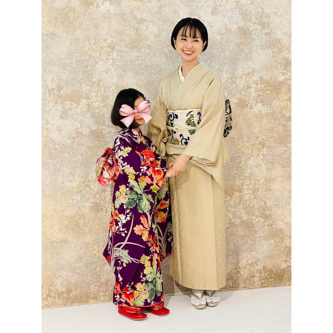 野村佑香のインスタグラム：「長女、7歳の七五三詣でに行ってきました👘  身体は大きくなってきたけれど、 心は成長したなぁってところと、まだまだ小ちゃいなぁのところを行ったり来たり。  そんな行ったり来たりを繰り返して、心身ともに大きくなっていくんだなぁと改めて目を細めた1日になりました。  この場所にこの子がお腹に来てくれた5ヶ月、お宮参り、3歳… そして今回7歳になって、健やかに過ごせたご挨拶と感謝を家族揃って笑顔で伝えられに来たことは本当に幸せなことですね。  もし、次パープルちゃんの事で来るとしたら、成人式⁉️（来るのかな？）  これからもたくさんぶつかったり、失敗したりを恐れずに 自分なりの方法を探して見つけられる力を身につけていってほしいなぁと願う母でした😌  #七五三#七五三詣#7歳#7歳女の子 #二児の母 #着物」