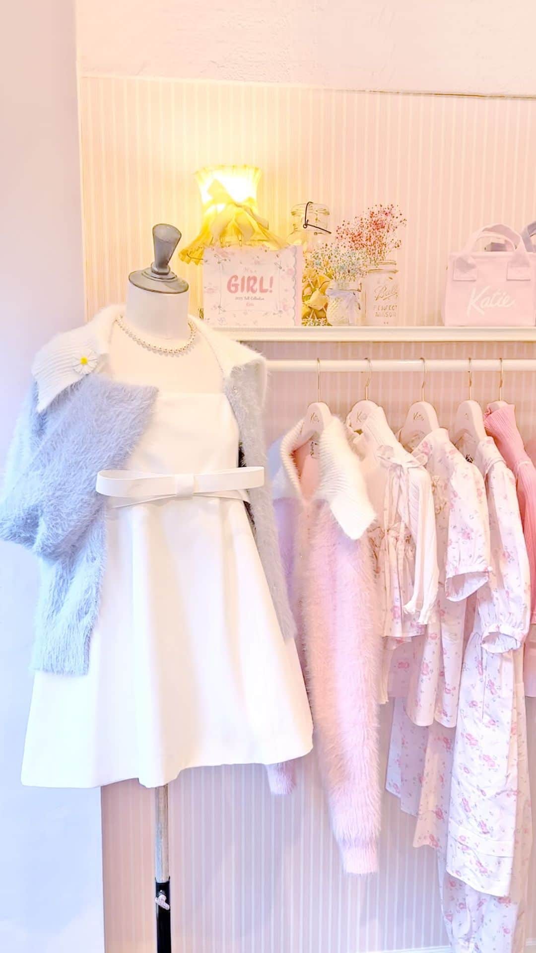 ケイティのインスタグラム：「˖♡⊹˖ ୨୧ 𝒍𝒕’𝒔 𝒂 𝑮𝑰𝑹𝑳! ୨୧˖⊹♡˖ ⁡ Katie® 2023 FALL COLLECTION 全てのシリーズが揃いました ✦·.⋆ ⁡ Katie the Storeの営業は 年内𝟣𝟤月𝟣𝟫日(火)までとなります。 ⁡ みなさまのご来店をお待ちしております🎀 ⁡ ~ 𝐻𝑎𝑡 𝐵𝑜𝑥 𝑀𝑒𝑛𝑢 ~ ⁡ ⟡ 𝐺𝑟𝑎𝑠𝑠 𝐷𝑒𝑠𝑠𝑒𝑟𝑡  ⟡ 𝐼𝑐𝑒 𝐶𝑟𝑒𝑎𝑚  ⟡ 𝐵𝑖𝑟𝑡ℎ𝑑𝑎𝑦 𝐺𝑖𝑟𝑙  ⁡ 𝑀 𝑠𝑖𝑧𝑒 ¥5,200(¥5,720)   𝐿 𝑠𝑖𝑧𝑒 ¥5,400(¥5,940) ⁡ ※それぞれ𝟣点ずつ入荷しております🎁❤️ ⁡ ⁡ #katiethestore」