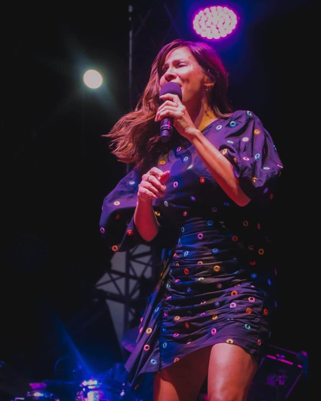 ナタリー・インブルーリアさんのインスタグラム写真 - (ナタリー・インブルーリアInstagram)「“Oh what a night🎶”…  Thank you Launceston! Such a warm crowd in Tasmania last night AND I had a much needed  catch up with my sister @lauraimbruglia too! A fun night of Karaoke at The Irish was had by all!!  First 3 pics by @elfie_germein 💜 The rest by @karenrossiter   Styling @fredericalovellpank   @thecorrsofficial TOUR OZ/NZ 💜🎶  @thetonichilds 🦄 @germeinsisters 🦋」11月5日 19時57分 - natalie_imbruglia