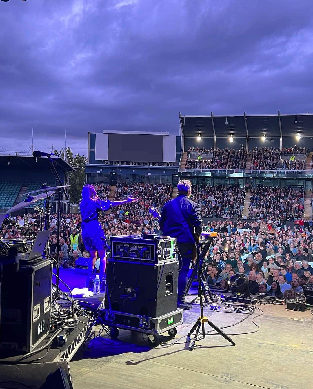 ナタリー・インブルーリアさんのインスタグラム写真 - (ナタリー・インブルーリアInstagram)「“Oh what a night🎶”…  Thank you Launceston! Such a warm crowd in Tasmania last night AND I had a much needed  catch up with my sister @lauraimbruglia too! A fun night of Karaoke at The Irish was had by all!!  First 3 pics by @elfie_germein 💜 The rest by @karenrossiter   Styling @fredericalovellpank   @thecorrsofficial TOUR OZ/NZ 💜🎶  @thetonichilds 🦄 @germeinsisters 🦋」11月5日 19時57分 - natalie_imbruglia