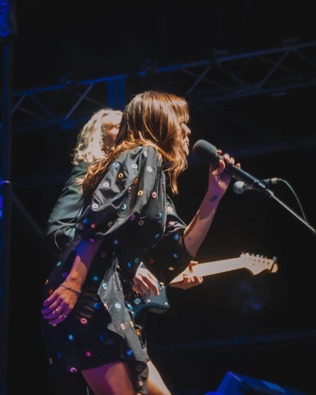 ナタリー・インブルーリアさんのインスタグラム写真 - (ナタリー・インブルーリアInstagram)「“Oh what a night🎶”…  Thank you Launceston! Such a warm crowd in Tasmania last night AND I had a much needed  catch up with my sister @lauraimbruglia too! A fun night of Karaoke at The Irish was had by all!!  First 3 pics by @elfie_germein 💜 The rest by @karenrossiter   Styling @fredericalovellpank   @thecorrsofficial TOUR OZ/NZ 💜🎶  @thetonichilds 🦄 @germeinsisters 🦋」11月5日 19時57分 - natalie_imbruglia