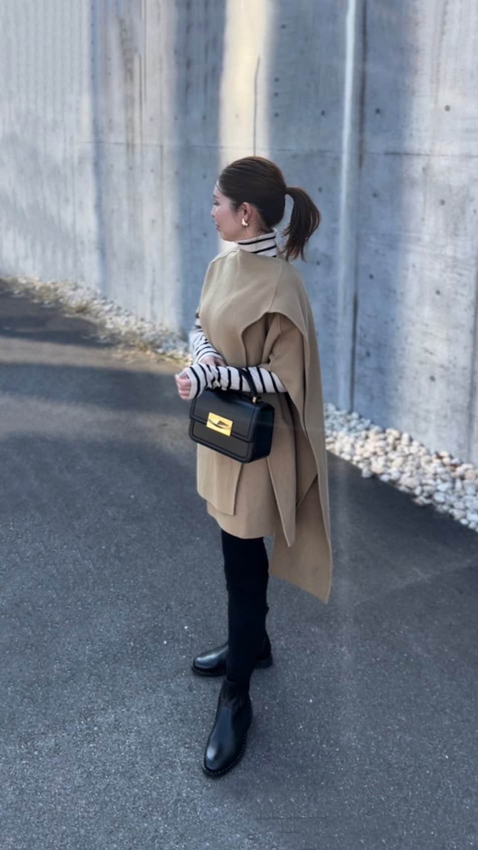 mi01ki24のインスタグラム：「いつかのコーデ🍂  私と娘の体調不良で引きこもりの連休🤒 一緒に出かける約束はまた今度の楽しみに♥️  最近お気に入りのショートブーツ🥾 ソールを取り巻くスタッズが可愛すぎる✨ 履きやすくて楽で可愛いは最高🫶  11月限定で使える10%offクーポン ハイライトに貼っておきます🏷️  cape… @cosstores_jp knit/leggings… @uniqlo bag… @jimmychoo boots… @scorpioshoes_official」