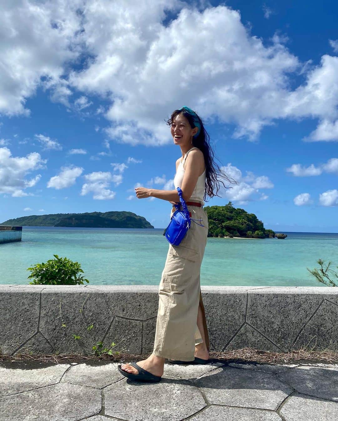 Alysa Ichikiのインスタグラム：「11月とは思えない夏日続きの西表島⛰️ スマホケースでお馴染み @topologie.jp シリーズでおでかけ💙  🏷️10%OFF クーポンコード"aly1026-10" 有効期限: 2023/11/17 #topologie」