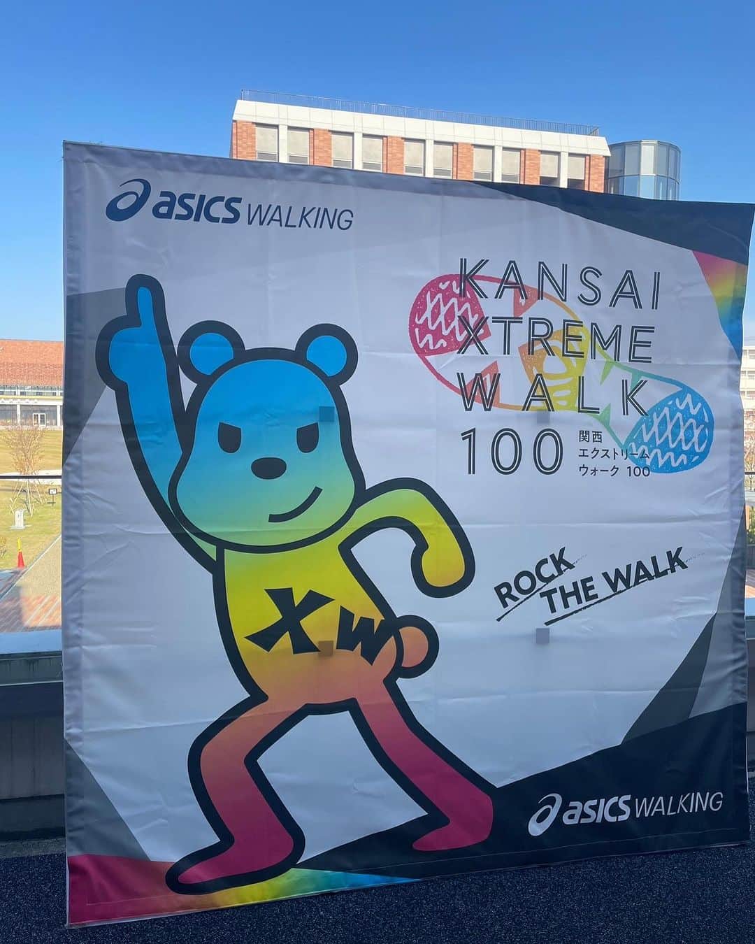 のインスタグラム：「関西エクストリームウォーク100🚶‍♀️に参加された選手の皆様お疲れさまでした👏明石からの100キロのゴール地点で136名の方にコンディショニングブースを利用していただきました😌✨たくさんのありがとうが学生トレーナーの勉強意欲に変わりました🙌🌟  #大阪ハイテク #専門学校 #医療 #スポーツ #バイオ #再生医療 #人工知能 #授業 #実習 #アスレティックトレーナー #鍼灸師 #柔道整復師 #臨床工学技士 #バイオ技術者 #AIエンジニア #新大阪 #高校生 #部活 #関西エクストリームウォーク」