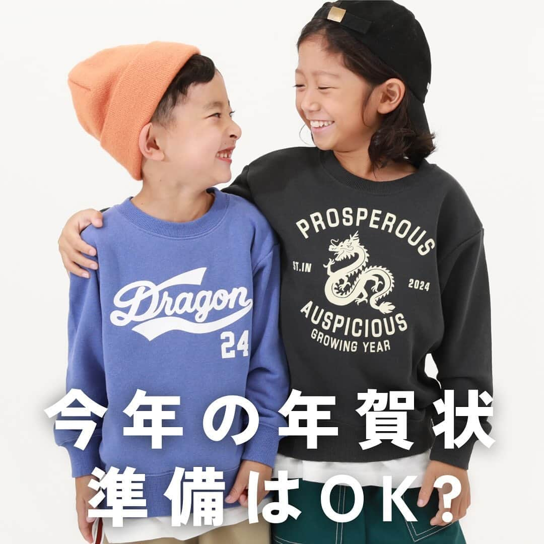 子供服devirockstore(デビロックストア)のインスタグラム：「かわいい！と思ったら「🐉（来年の干支）」のスタンプをコメント欄にお願いします♡  ＼みんなで楽しく新年を祝えるアイテムが発売開始／ /////////////////////// 🔍172UDL001 デビラボ YEAR プリントトレーナー ¥1,599(税込) 100-160㎝ ///////////////////////  一見おしゃれなプリントトレーナー。 実は干支や西暦がモチーフになっている 遊び心のあるデザインがポイント💕  「年賀状の撮影のためだけに服を買うのは、、」 「今年はさくっとInstagramの挨拶で新年の挨拶がしたい！」 「わざわざ年賀状用に撮影するのがめんどう！」、 という人に特におすすめしたいアイテム🤭  このトレーナーを着てお出かけしておけば いつでも、どこでも 年賀状用の写真が撮影できます🙌🏻  もちろん普段のおでかけコーデにも〇 ロングシーズン着まわしやすい裏毛素材なのも魅力。  今年はこのお洋服を着て 年賀状を撮影してみてはいかがでしょうか🎍  .......................  ☑️新作アイテム、人気アイテム情報 ☑️スタイリングやヘアアレンジなどお役立ち情報  など、を投稿しています。  いいねや、フォロー励みになります☺️  ▶️▶️▶️@devirock__official  ........................  #devirock #デビロック #デビロックコーデ #もっと親子になろう #子供服通販 #プチプラ子供服 #子供服 #子ども服 #こどもふく #キッズファッション #キッズ服 #子供服コーデ #娘服 #女の子服 #むすめふく #男の子服 #息子服 #デビラボ #年賀状撮影 #年賀状 #2024」