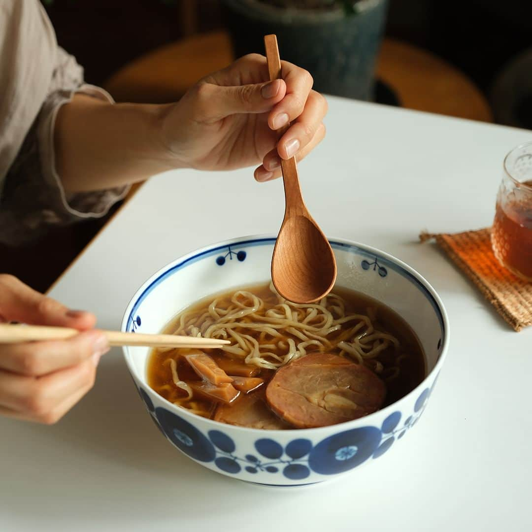 フリーデザインさんのインスタグラム写真 - (フリーデザインInstagram)「日に日に寒さが増していくこの時期には、あたたかい麺類の出番が多くなります。  この日はラーメンに、石井宏治さんの「れんげ」をあわせてみました。木製カトラリーは、この季節の食卓にやさしいぬくもりをプラスしてくれます。 こちらの「れんげ」は、麺や丼もののみならず鍋料理などにもおすすめの、使い勝手の良いサイズ感。  石井宏治さんのカトラリーは、スプーンだけでもたくさんの種類が揃っています。お気に入りの１本を見つけたり、組み合わせてコーディネートしたりと、ぜひ目的にあったものをみつけてみてくださいね。  ▼詳細はプロフィールのリンクからご覧いただけます。 → @freedesign_jp  【取扱店舗】 オンラインショップ 吉祥寺店  #石井宏治 #ishiikoji #木工作家 #木工職人 #木製カトラリー #木製スプーン #お箸 #手仕事 #キッチン用品 #木のカトラリー #木のスプーン #ハンドメイド #れんげ #白山陶器 #ブルームボウル #木のぬくもり #秋の食卓 #キッチンツール #木工作品 #暮らしの楽しみ #暮らしのこと #シンプルライフ #シンプルな暮らし #暮らしの道具 #ていねいな暮らし #心地よい暮らし #日々のくらし #フリーデザイン #freedesign #freedesign_jp」11月5日 20時00分 - freedesign_jp