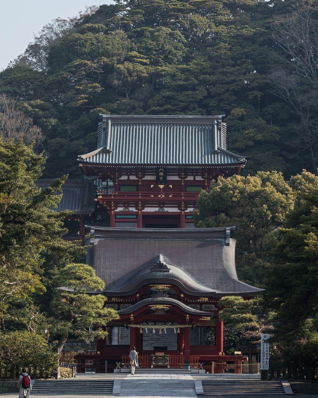 グランドハイアット東京さんのインスタグラム写真 - (グランドハイアット東京Instagram)「東京から1時間ほどでたどり着ける古都「鎌倉」  鎌倉大仏や鶴岡八幡宮などの歴史的建造物、趣きある小町通、レトロな雰囲気漂う江ノ電... 秋の行楽シーズンに東京から少し足を延ばしてワンデイトリップはいかがでしょうか。  Located just over an hour away from Grand Hyatt Tokyo, the beautiful city of Kamakura is a trip highlight for many of our guests. Ride the picturesque Enoden tram and stroll along the beachfront before standing in awe before the Great Buddha of Kamakura, one of Japan’s most beloved national treasures. With plenty of temples, shops and hiking trails to explore, Kamakura is a memorable autumn day trip for travelers of any persuasion.  #グランドハイアット東京 #grandhyatttokyo #grandhyatt #hyatt #worldofhyatt #tokyo #roppongi #roppongihills #東京ホテル #tokyohotel #鎌倉 #kamakura #thegreatbuddha #temple #shrine」11月5日 20時00分 - grandhyatttokyo