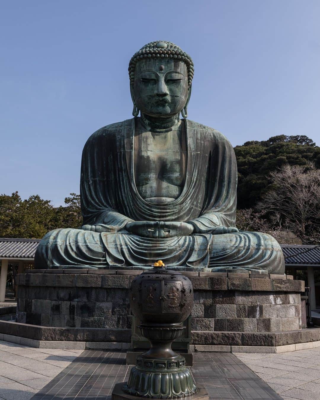 のインスタグラム：「東京から1時間ほどでたどり着ける古都「鎌倉」  鎌倉大仏や鶴岡八幡宮などの歴史的建造物、趣きある小町通、レトロな雰囲気漂う江ノ電... 秋の行楽シーズンに東京から少し足を延ばしてワンデイトリップはいかがでしょうか。  Located just over an hour away from Grand Hyatt Tokyo, the beautiful city of Kamakura is a trip highlight for many of our guests. Ride the picturesque Enoden tram and stroll along the beachfront before standing in awe before the Great Buddha of Kamakura, one of Japan’s most beloved national treasures. With plenty of temples, shops and hiking trails to explore, Kamakura is a memorable autumn day trip for travelers of any persuasion.  #グランドハイアット東京 #grandhyatttokyo #grandhyatt #hyatt #worldofhyatt #tokyo #roppongi #roppongihills #東京ホテル #tokyohotel #鎌倉 #kamakura #thegreatbuddha #temple #shrine」