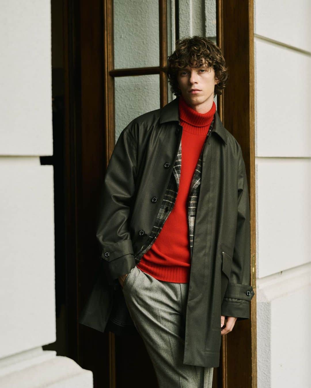 のインスタグラム：「冬の新作とルックをご紹介する ＜2023 Winter Collection＞が公開中。 「ブリティッシュ・トラッド」をテーマに、英国の伝統と日本の自由な感覚をミックスした、時代を超えて愛される新たなスタンダードを提案しています。  Coat by MACKINTOSH for UNITED ARROWS ¥115,500 Jacket by UNITED ARROWS ¥74,800  Sweater by UNITED ARROWS ¥19,910  Trousers by UNITED ARROWS ¥24,970   #Mackintosh #UnitedArrows #UnitedArrowsMen #ユナイテッドアローズ　 #マッキントッシュ」