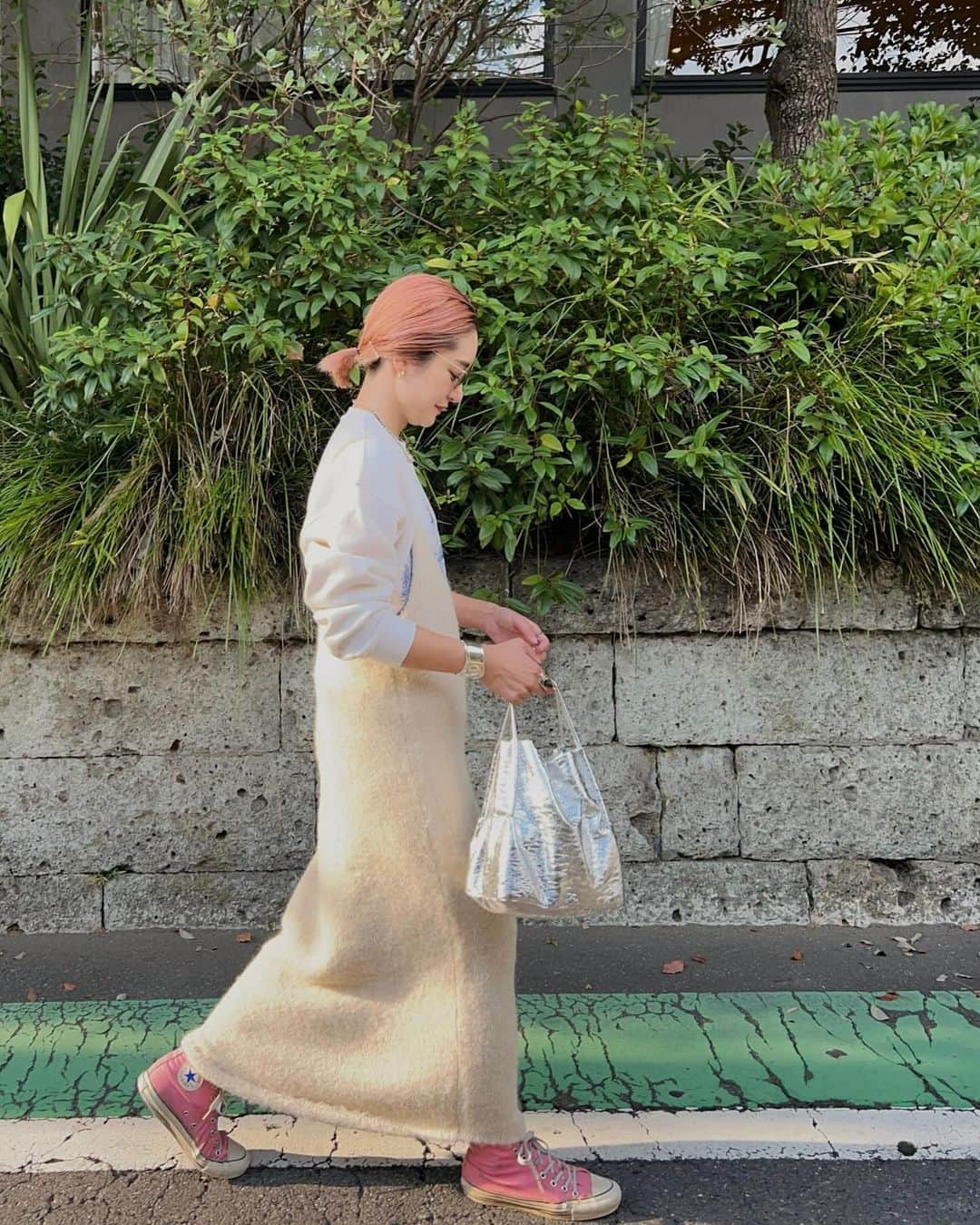 川島幸恵のインスタグラム：「🤍🤍🤍 ⁡ 悩みに悩んだニットキャミドレスはアイボリーにしました🙋🏼‍♀️ ⁡ 今日はスウェットを合わせましたが、Tシャツでもシャツでもニットでも！なーんでも合わせられるのも嬉しいポイント🥳✨ ⁡ ZOZOのクーポンは本日11月5日限定です🉐 ⁡ ⁡ #SHENERY_official #dress #bag #SHENERY #sweatshirt #vintage #shoes #converse #80s #usa #glasses #eyevan  #layered #layeredstyle #fashion #styling #ニットコーデ  #ニットキャミドレス  #レイヤード #レイヤードコーデ」