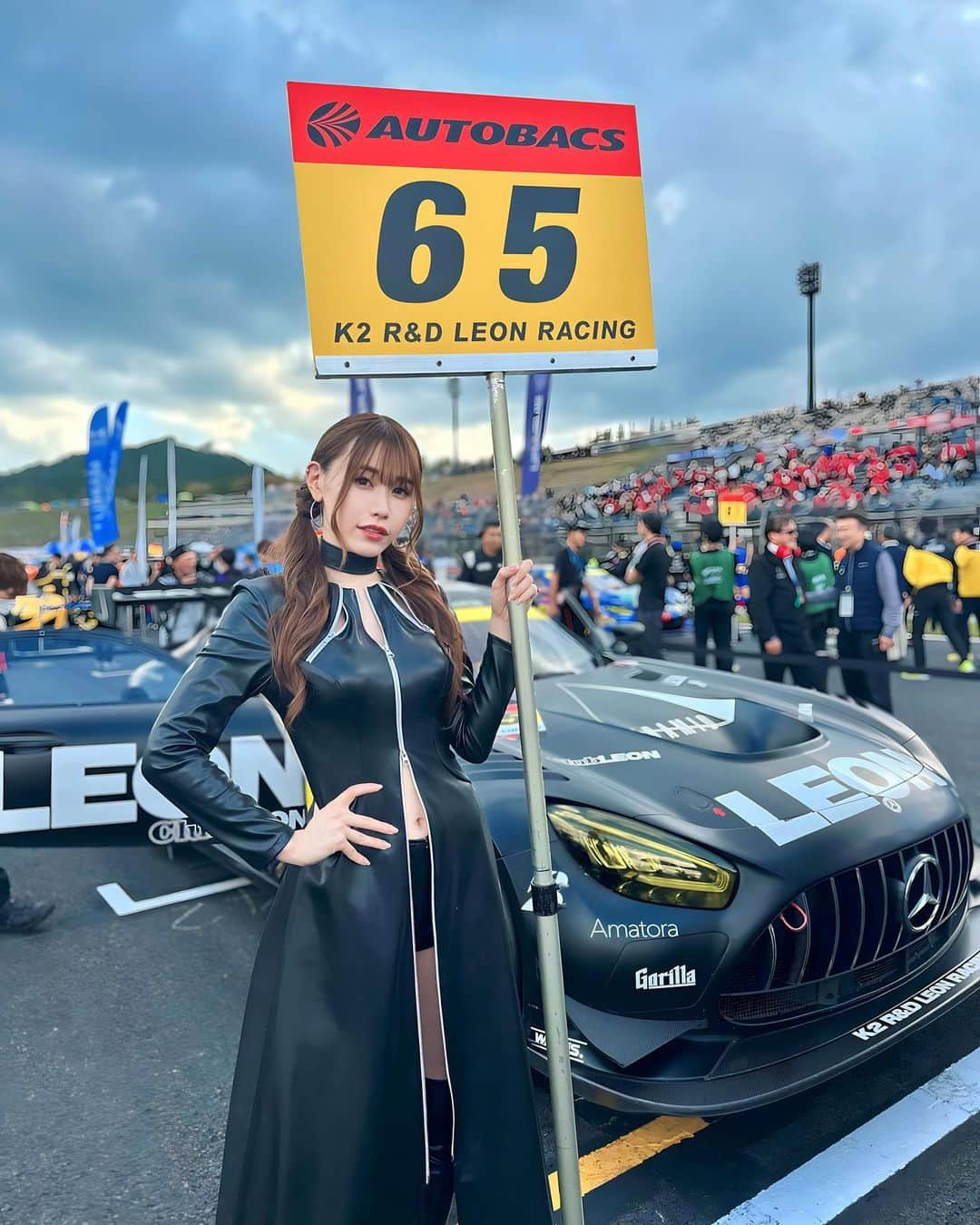 浜嶋りなのインスタグラム：「SuperGT 2023 最終戦 決勝日🔥  65号車は3番手という好ポジションから スタートのファイナルレース🏎️🏁 グリッドボード担当させて頂きました🥺  65号車は好調な走りで2位で表彰台でした👏🥈🏆✨  最終戦で表彰台嬉しすぎた🖤  最高のグランドフィナーレで 沢山の感動をもらいました😢✨✨  あっという間の1年間でしたが 応援してくれた皆様、関係者の皆様 本当にありがとうございました📣  1年間、最高にクールでかっこいいチームで 最高にキュートでかっこいいメンバーと LEON RACING LADYでいられたこと 一生の誇りです😎🫶  載せたいお写真まだまだあるので 小分けに思い出投稿します🫡🖤  #LEONRACING #モビリティリゾートもてぎ #もてぎ#茂木#サーキット #K2RDLEONRACING #LEONRACINGLADY #LEONPYRAMIDAMG #65 #SUPERGT #レースクイーン #race #racequeen」