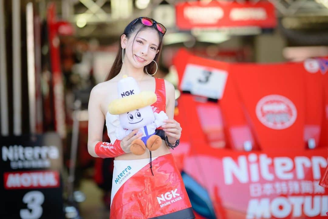 葉月美優さんのインスタグラム写真 - (葉月美優Instagram)「❥SUPER GT 2023 SERIES終了しました🏁  今日のレースはポールポジションからスタートし圧倒的1番手を走っていました。  しかし、数周してから雨が降り始め、強まったり弱まったり止んだり…タイヤの選択が難しい状態でした。  レース終盤で、再び雨が降り始め、レインを履くかスリックのままいくか……。  3号車はスリックのまま残り5周まで頑張って持ち堪えていたものの、雨でコースオフ。 遅れを取りましたが再スタートし、最後は13番手でチェッカーを受けました🏁  でも、今回も千代選手と高星選手、Niterra MOTUL Zの速さを証明できたレースだったのではないでしょうか！  勝つのってすごく大変。 でも、3号車は本当に強かった！ メカニックのみなさんも、すごくかっこよかった！！  レース終わり、泣きながら握手してくださったメカニックさんを見て、このチームを応援できて良かったと改めて思いました。  そして！！ 1年間、3号車への熱い応援をありがとうございました！ 今シーズンのシリーズランキングは”2位”を獲得することができました🥈 最後まで本当にありがとうございました。  また来年もチャンピオンを目指して頑張りますので、3号車の応援をよろしくお願いします✰ そして、選手への応援の気持ちは、ぜひ言葉にしてあげてくださいね🫶  PIT WALKやステージなどたくさんお写真を撮りに来てくださり、ありがとうございました(*´ω｀*)💓 目線を送れなかった方、ごめんなさい…。  また、1年間NGKスパークガールとして活動できて、とても嬉しかったです！ このお話はまた改めて♡  みなさんも1年間お疲れ様でした✧*｡  #Niterra #NGKスパークプラグ #NGKスパークガール  #NiterraMOTULᏃ  #NISMO #NISSAN #GoGoNISSAN2023  #MOTUL   #SUPERGT #SGT #スーパーGT #SUPERGT2023  #racequeen #レースクイーン  #フェアレディZ #fairladyz   #モビリティリゾートもてぎ  #鈴鹿サーキット  #富士スピードウェイ  #オートポリス #スポーツランドsugo  #岡山国際サーキット  #サーキットへ行こう  #サーキット女子   #carrace」11月5日 20時03分 - miu_haduki