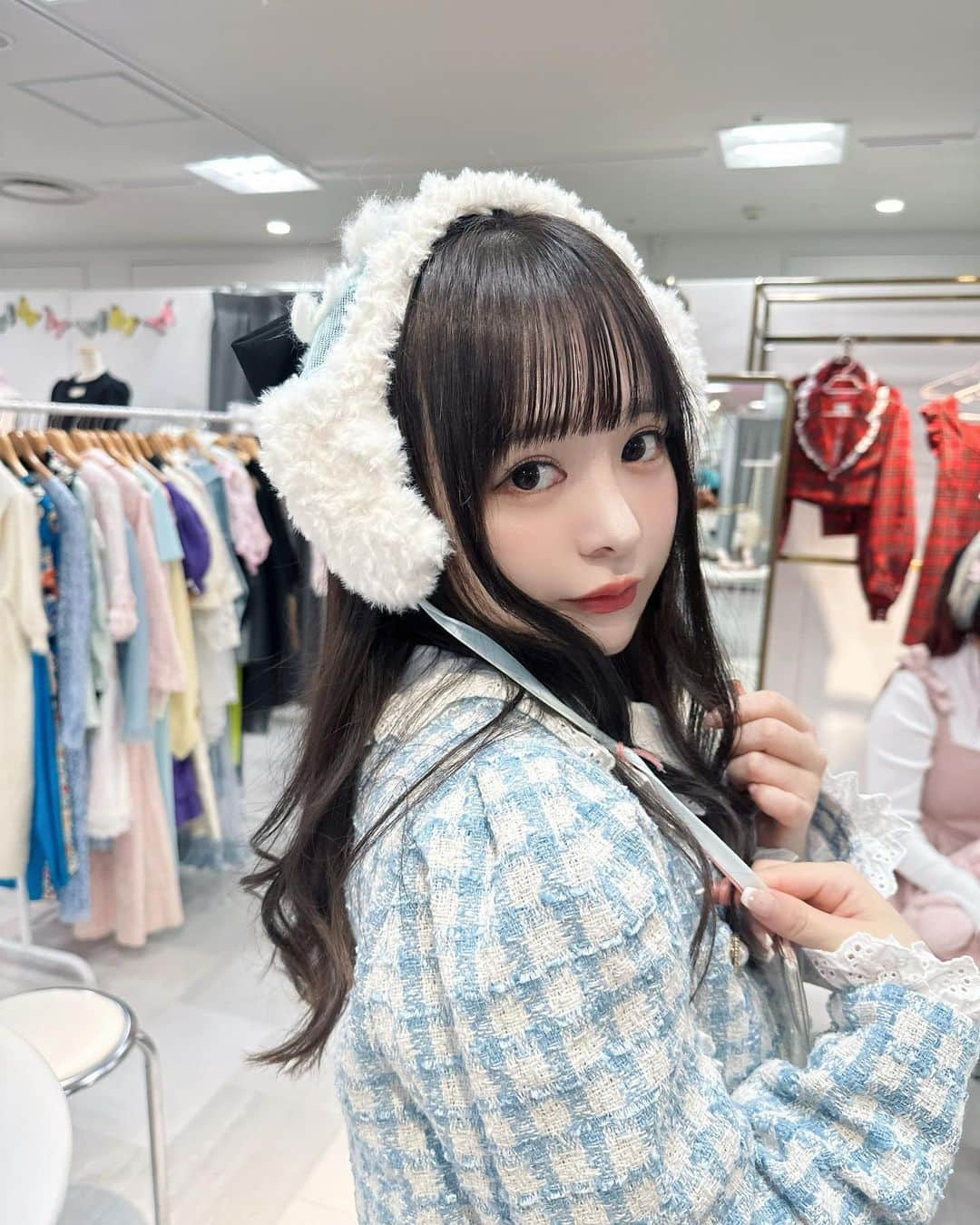 平松可奈子のインスタグラム：「🩵Thank youuuuu!!!!🩵  伊勢丹新宿POPUP アキュートガール 来店イベント2日目も 無事に終わりました💠 そしてPOPUP最終日でした。 ご来場頂きました全てのお客様 ありがとうございました💐  ずっと伊勢丹さんに出展したかったので 夢に日付がつけれて ブランドとしてもまた1歩前進 することができました♡  伊勢丹さんに出展するのを目標に リブランディングして 2023AWコレクションを完成させたので すぐに夢を叶えられて嬉しかった。 今回の伊勢丹さんで シュエラテを知って下さった方や 初めてお買い物して下さった方も 多くいて嬉しかったです。  言葉に魂は宿る❕ これからも目標や夢を 恥ずかしがらずに声に出して 実現させていきます👼🩵  次は12月に…♡お楽しみに👼  今日は　@chouette_latte  MUSEセットアップに @etsunaotsuka  さんの ヘッドドレスを💠♡  #acutegrrrl  #伊勢丹新宿  #シュエラテ　#平松可奈子 #低身長コーデ  #kanacofashion」