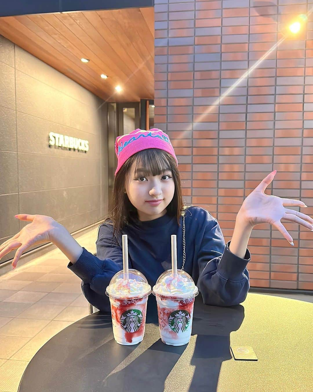 石田 祥子さんのインスタグラム写真 - (石田 祥子Instagram)「🍓🎄🥤  スタバの滞在時間より 出掛ける準備に時間が掛かる 笑 . 怒ることも 煽ることもなく待ってる夫は仏です . . 娘の秋服を買いに行って来ました . . . ━━━━━━━━━━━━━━━━━  #ストロベリーメリークリームフラペチーノ #スタバ新作 #母娘 #母娘デート #高校生ママ #放課後」11月5日 20時05分 - shoko_ishida