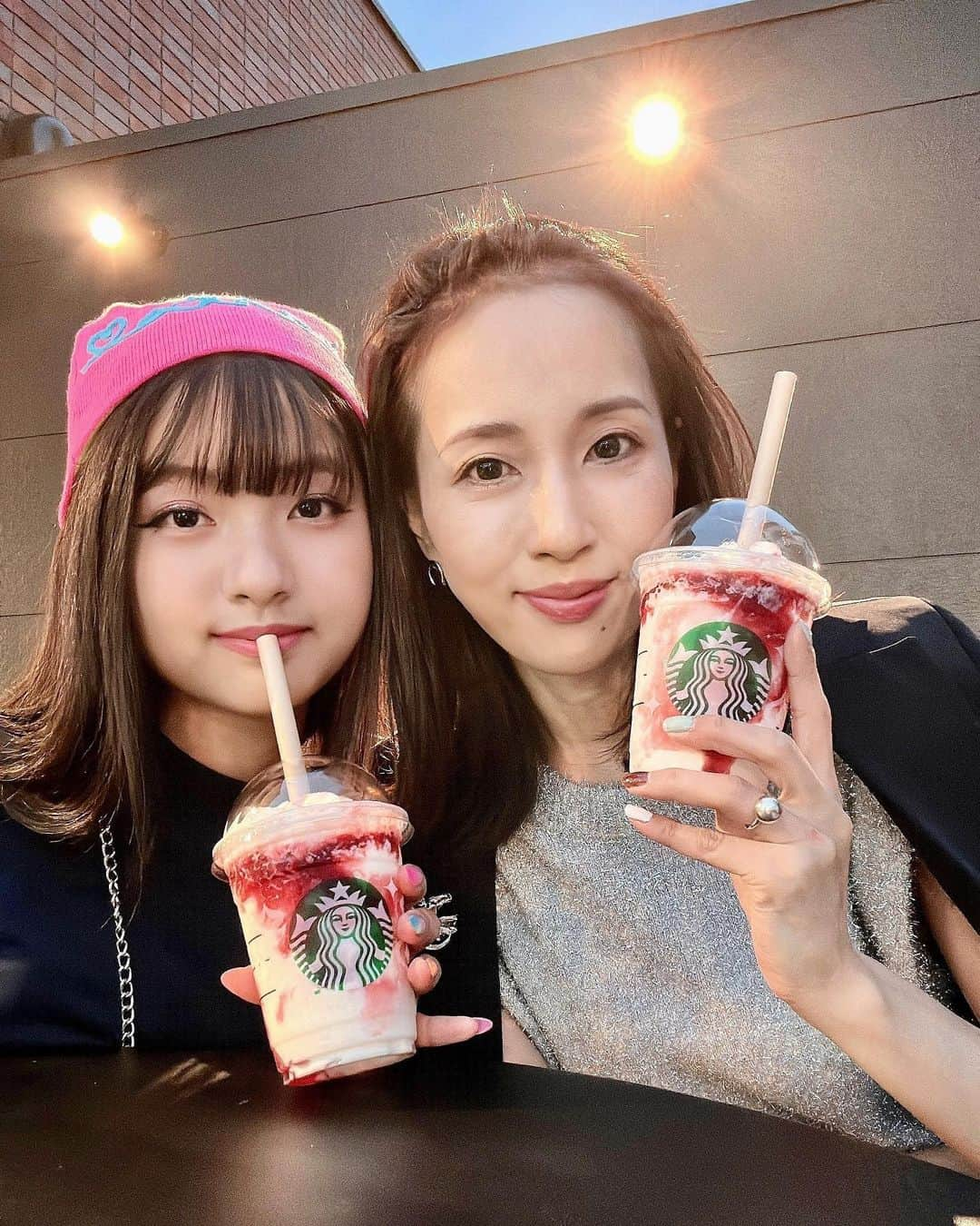 石田 祥子のインスタグラム：「🍓🎄🥤  スタバの滞在時間より 出掛ける準備に時間が掛かる 笑 . 怒ることも 煽ることもなく待ってる夫は仏です . . 娘の秋服を買いに行って来ました . . . ━━━━━━━━━━━━━━━━━  #ストロベリーメリークリームフラペチーノ #スタバ新作 #母娘 #母娘デート #高校生ママ #放課後」