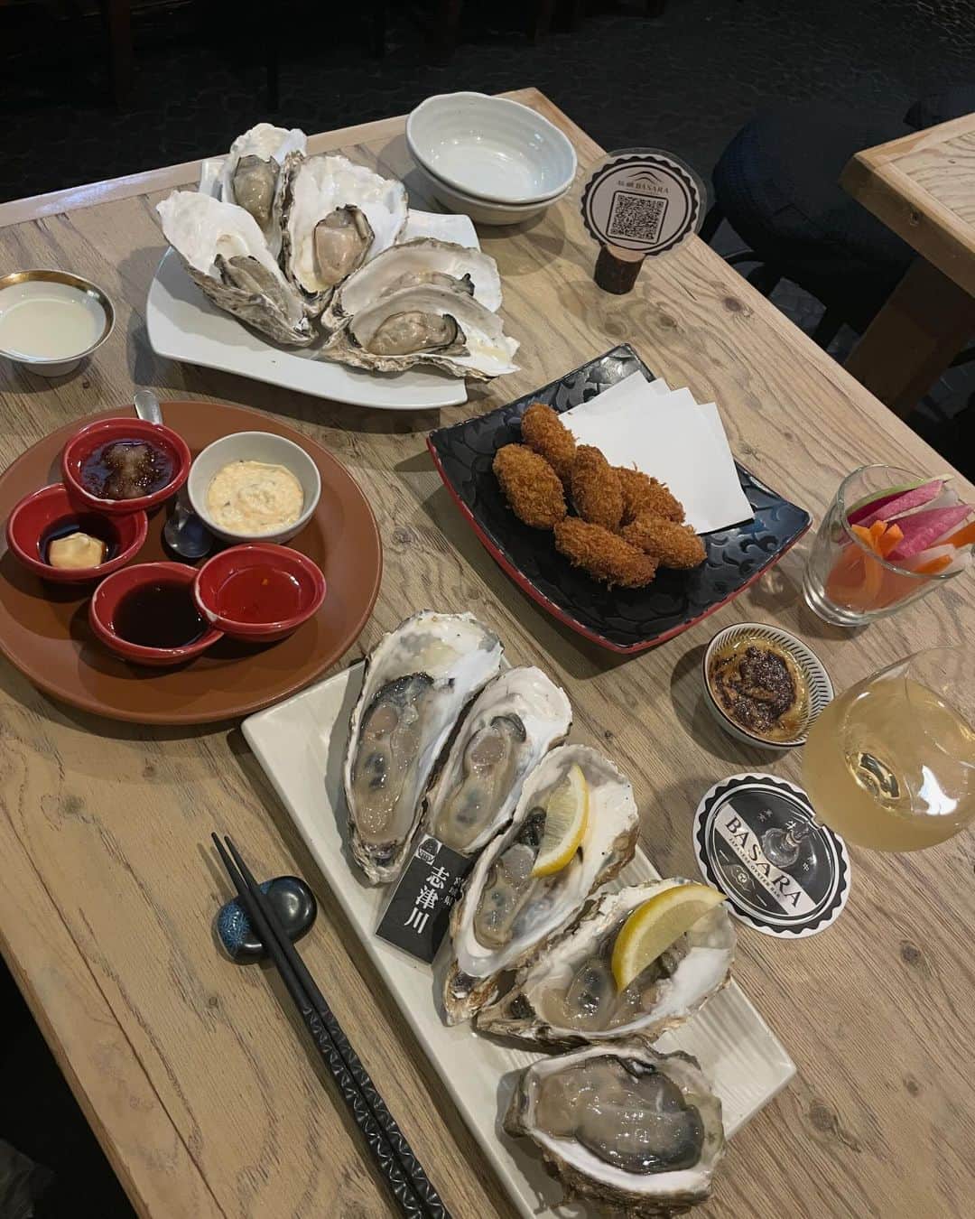 Lilmeさんのインスタグラム写真 - (LilmeInstagram)「안녕!한국〜🇰🇷 久しぶりに韓国に来ています！ 今回は2週間程滞在する予定です!  そして韓国行く前にどうしても生牡蠣が食べたくて 一人で牡蠣を食べに行ってきました🦪  生牡蠣、蒸し牡蠣、牡蠣フライ食べ放題だったので 1人で25個牡蠣を食べて大満足！！わら  今の時期の牡蠣の食べ放題は宮城県の牡蠣で この時期は塩味が強めな為、 白ワインとの相性が良かったです🍾🤍  もっと寒い時期になるとクリーミーな牡蠣が食べれるらしいのでまた日本に帰ったら生牡蠣食べたいです😂🦪❤️ 今度は牡蠣好きの友達と行ってまたたくさん食べたい！笑 @kakibasara  #PR#府中グルメ #府中ごはん #府中飲み #府中居酒屋 #府中駅 #府中市 #府中市グルメ #府中市居酒屋#牡蠣#牡蠣食べ放題#生牡蠣」11月5日 20時06分 - lilme_official