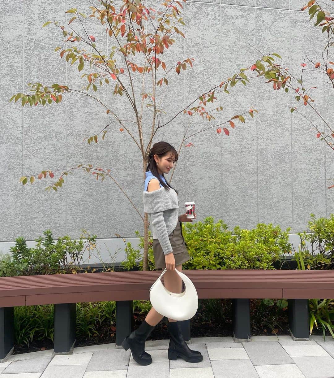 七原月乃さんのインスタグラム写真 - (七原月乃Instagram)「色付き始めた葉っぱの横に向日葵咲いてた」11月5日 20時07分 - tsukino_78