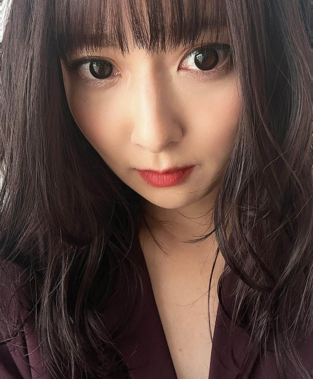 林田雪菜さんのインスタグラム写真 - (林田雪菜Instagram)「先日カラーとメンテナンスカットをしました🙌 カラーが分かりやすいようにと思ってがっつり日差しを浴びたら盛れました🥰笑 ありがとう太陽☀️ 今回のカラーは赤紫色っぽい感じ！珍しく暖色系です💜❤️ 秋冬は暗めにしたくなる傾向らしい私🍂❄️  カット 民田さん @s.tamita  カラー 升田さん @tete.mas25  いつもありがとうございます🙏  #セミロング #カラー #秋冬カラー #暖色系カラー #赤紫カラー #ルビー #オーキッド #暗めカラー #newwavetete #下通店 #下テテ #オフィスカラーヘアスタイル #熊本美容室 #透明感カラー #私の好きな髪にさせてくれい @newwavetete #右手髪に添えがち」11月5日 20時07分 - hayashidayukina