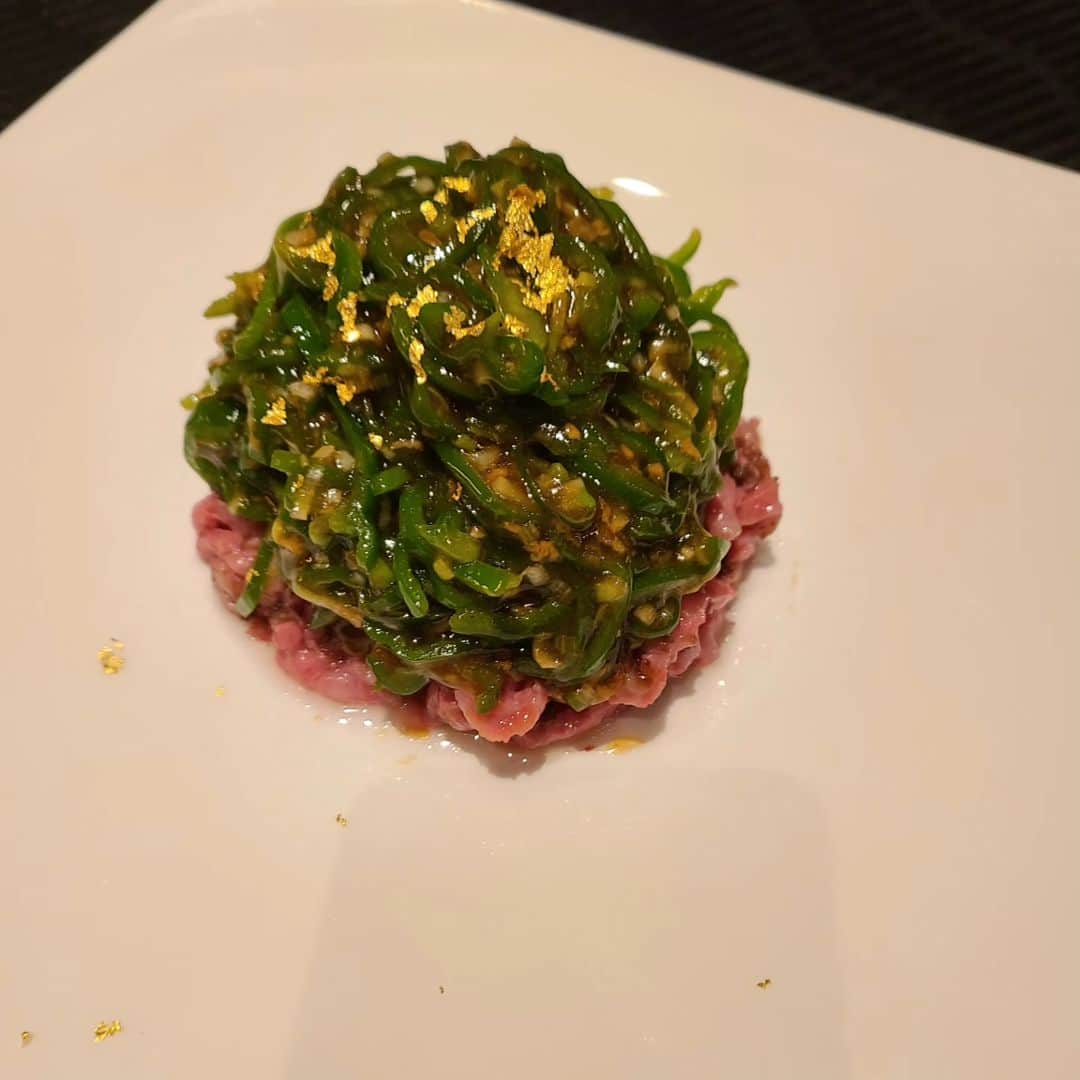 のインスタグラム：「トム・ブラウン布川です。  中華の陳のお料理に連れて行っていただきました。  1枚目チンジャオロース 2枚目酢豚 3枚目杏仁豆腐 4枚目まじん  陳さん。全部見たことないです。」