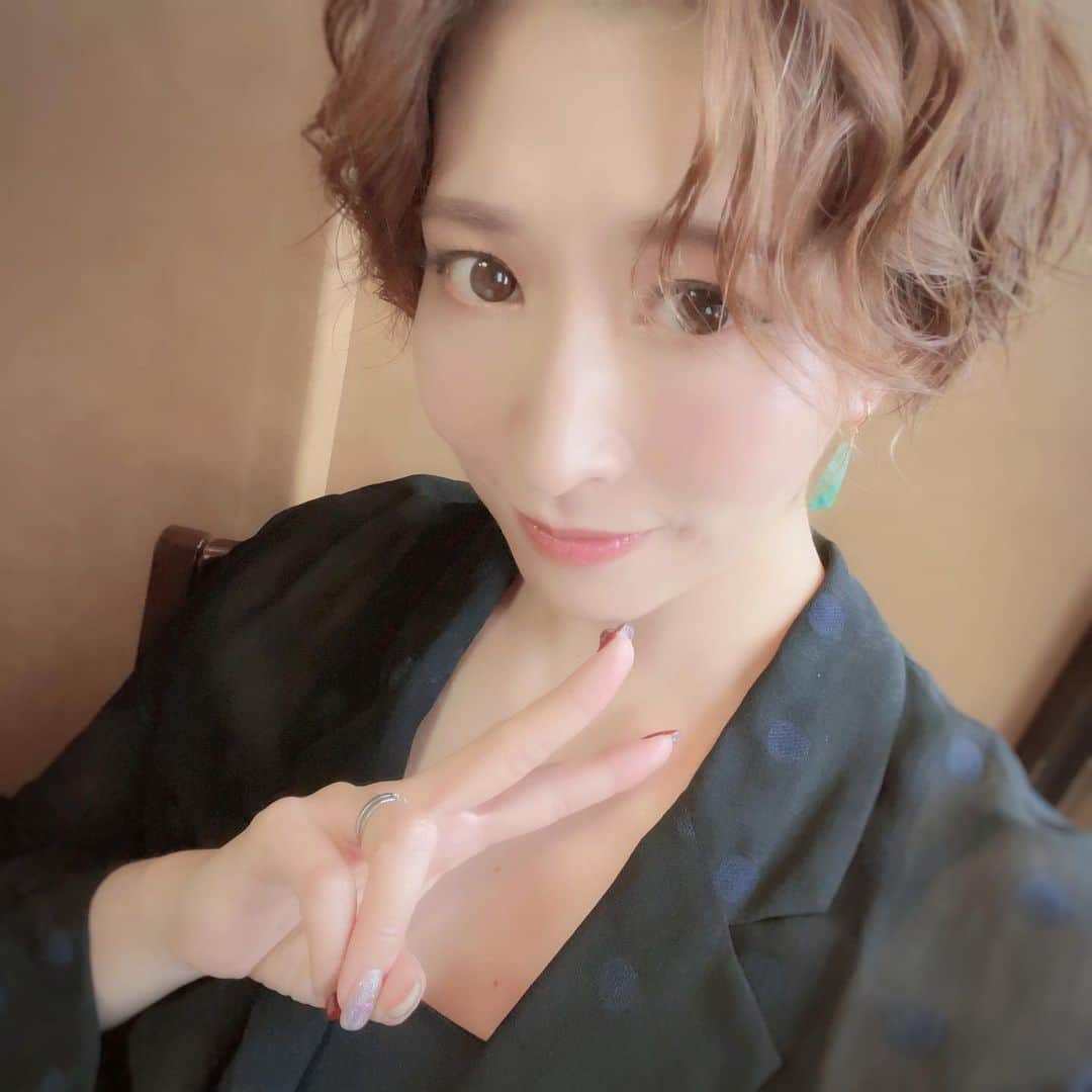 のインスタグラム：「📗 #子安武人 さん 原作・脚本LIVE DRAMA（朗読舞台） 『#アリドロ  レベル3 目覚める新世界』 ご来場ありがとうございました！！ 楽しんで頂けておりましたら幸いです♡  ＂世界の果てを見下ろす塔キーホルダー＂ と ＂グリムアクリルキーホルダー＂ 買ってくれたかな…？」