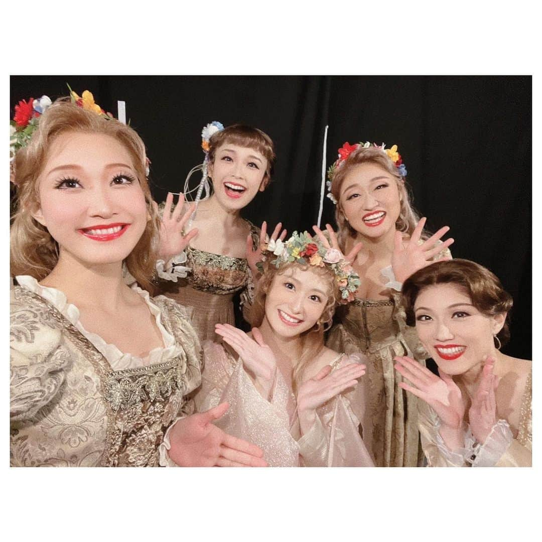 唯月ふうかのインスタグラム：「ミュージカル「キャメロット」 大阪松竹座公演、無事に初日を迎えることが出来ました👑  初めましての松竹座さん。 お客様との距離がものすごく近くて、カーテンコールで皆様のお顔が良く見えて、とても嬉しいです☺️  写真は、くれあさん、まりなちゃん、ゆかちゃん、まちこちゃん📸 いつも楽屋や袖幕で「行ってらっしゃい」と言って下さり、毎回パワーを貰ってます💕 優しいなぁ。  20日の大千穐楽まで、心を込めてお届けします!!   #musical  #松竹座  #キャメロット  #大阪  #グィネヴィア  #玲実くれあ さん  #鈴木満梨奈 ちゃん  #関根結花 ちゃん  #寺町有美子 ちゃん  #唯月ふうか」