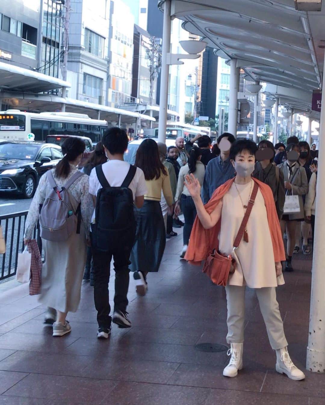 小川知子さんのインスタグラム写真 - (小川知子Instagram)「京都に来ています♪  前回は梅雨時でも混雑してましたが、今回も大混雑！ 今年は紅葉もまだまだなので空いていると思いきや凄い人出でビックリ‼️  それにノースリーブでもOKなんです。 ハンディ扇風機を持っている人もいて異常な気候です。  毎回新しいお店を見つけて食事に行くのが楽しみ。 今回も大当たりで美味しかったです！  早めにホテルで野球観戦。 阪神勝ちそうですね！  #京都旅行 #京料理 #抹茶のモンブラン #京都河原町 #小川知子」11月5日 20時13分 - tomoko_ogawa_