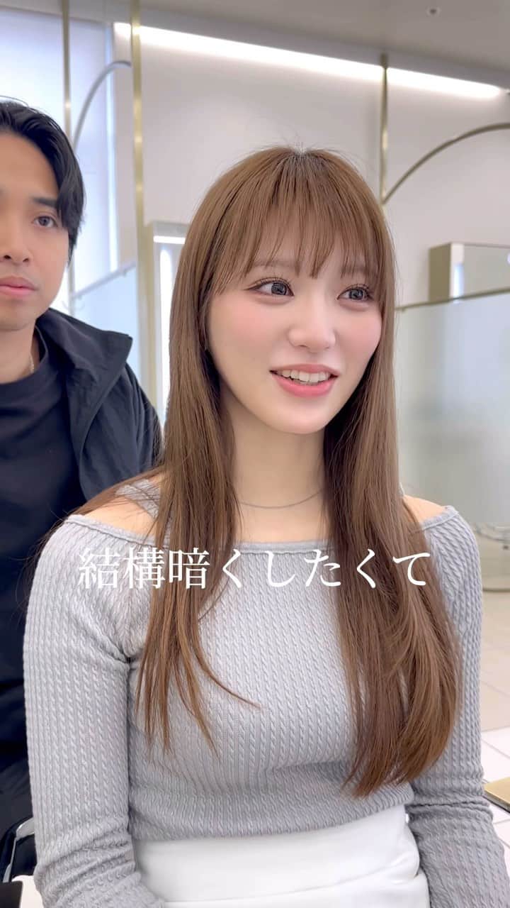 高橋英昇のインスタグラム：「秋冬はブルーブラックにすると透け感がいい感じになります❤︎ 韓国トレンドは暗めが人気です🇰🇷 オーダーの際に保存してお使いください✨ ˗˗˗˗˗˗˗˗˗˗˗˗˗˗˗˗˗˗˗˗˗˗˗˗˗˗˗˗˗˗˗˗˗˗˗˗˗˗ ⁡ ◌ @eisho_coa  ⁡ 前髪顔周りのどんな悩みも 是非ご相談下さい✨ ⁡ ☑︎流し前髪だけど要望と違う ☑︎前髪顔周りを切られすぎる ☑︎顔周りがなくて困っている ☑︎前髪が巻きづらく上手くいかない ☑︎変な毛がいつも前髪に出てくる ☑︎扱いづらくて困っている ☑︎おでこが狭くて悩んでいる ⁡ などなど 少しでも気になることは全てお聞かせ下さい✨ メモ持ってきても大丈夫です📝 ⁡ ˗˗˗˗˗˗˗˗˗˗˗˗˗˗˗˗˗˗˗˗˗˗˗˗˗˗˗˗˗˗˗˗˗˗˗˗˗˗ ⁡ ⁡ ◌ 料金 ◌ ・カット ¥8800 ・カット 𓂃 トリートメント ¥12100 ・カット 𓂃 カラー ¥17600 ・カット 𓂃 カラー 𓂃 トリートメント ¥22000 ⁡ ※初回のみ指名料+¥3300かかります。 2回目以降は指名料無料です。 ⁡ ⁡ 𓂃 よくあるご質問 𓂃 ⁡ ⁡ Q . 予約はどうしたらいいですか？ ⁡ ✎ プロフィールのURLからお待ちしております✨ ⁡ ⁡ Q . 場所はどちらですか？ ⁡ ✎ 東京都中央区銀座6-13-9 GIRAC GINZA 7F 【銀座駅5分、東銀座駅から徒歩3分】 ⁡ ⁡ Q . 投稿に可愛い子しか載っていないですが、 私が行っても大丈夫ですか？ ⁡ ✎もちろん大丈夫です。 僕のお客様は【3歳〜74歳】の 子連れ様から老若男女幅広いの方が ご来店してくださっております。 女性は必ず可愛くします！ 実は男性のカットも得意です。 最近ご紹介もかなり多いです✨ ⁡ Q . どんな美容師？ ⁡ ✎ お話するのが好きです✨ ただ施術中は技術に没頭する時があり その時はあまり話さなくなります✂︎ ⁡ Q . カウンセリングはしっかりしてもらえますか？ ⁡ ✎もちろんです！ 前髪顔周りの生え際、癖毛、割れめ、こめかみ、 頬骨、えら、丸顔、面長、りんかく などのお悩みもしっかりカウンセリングさせて頂いてから 施術に入らせて頂きますのでご安心ください✨ ⁡ ⁡ カットは【前髪】【ロングレイヤー】 が好きですが、 ミディアム、ボブ、ショート、 メンズカットも好きです。 巻きも得意なので、 知りたい方はなんでもお伝えします✨ ⁡ カラーはブリーチなしのワンカラーで 【艶感】【透明感】【くすみ感】が出るように 300種類以上の中から 独自の配合で調合しております。 ⁡ ストレートはダメージを最小限で抑えられるように かなりこだわっています！ 微アルカリ〜弱酸領域の範囲で施術するので 基本的に【ヘアカラー】と同時施術が可能です✨ ⁡ トリートメントはできるだけ長持ちできるように 【手触り】【質感】にこだわっています！ あとはアウトバスのヘアケアも重要なので 興味ある方はしっかり説明しています✨ ⁡ パーマは最近持ちの良いデジタルパーマが好きです。 熱処理する事で普通のパーマより持ちが良くなります。 僕の使う薬剤は基本的にダメージを最小限でかけるので コテを使って巻いても大丈夫です。 巻かなくても普段のスタイリングはかなり楽になります✨ ⁡ #銀座　#千葉　#前髪カット　#顔周りカット　#小顔カット　#おくれ毛カット　#顔周り　#前髪　#シースルーバング　#かきあげ前髪　#小顔に見える顔周り #小顔カット #似合わせカット　#おくれ毛　#前髪顔周り似合わせ」