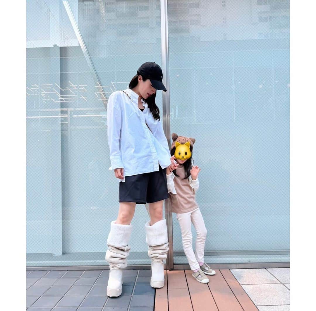 犬山紙子のインスタグラム：「もこもこブーツ買った☺️ クシュっとさせてもいいしサイハイにしてもいいしあったかいし☺️  #ママファッション #ママコーデ #yello #親子コーデ」