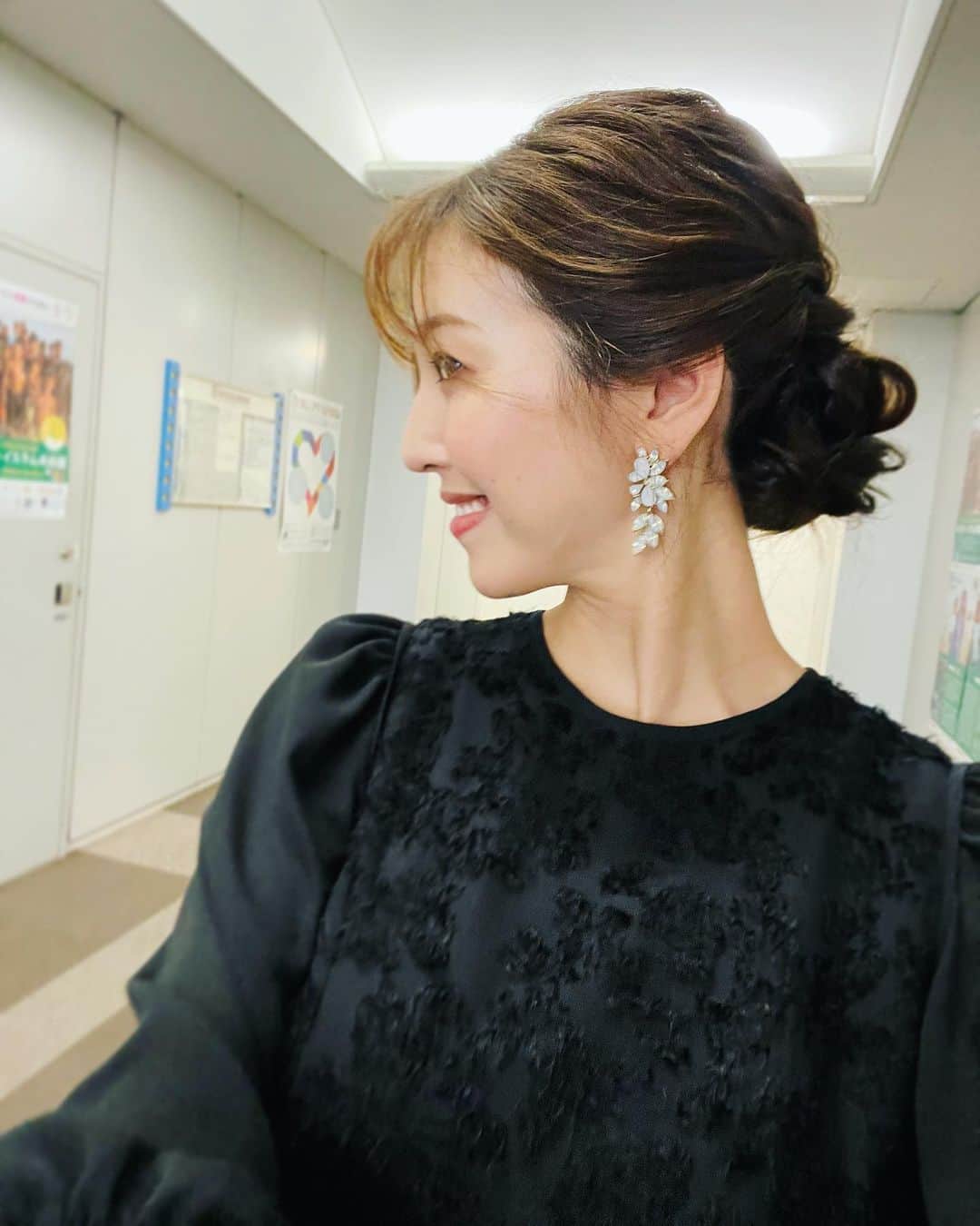 小澤陽子さんのインスタグラム写真 - (小澤陽子Instagram)「💇🏼‍♀️  GⅠの谷間週だけど、 国内外でビッグレース目白押しだった今週🐎  いつもよりドレッシーな衣装だったので、 アクセサリーや髪型も合わせて👗 結婚式のお呼ばれにも使えそう☺️  辛め・面長な顔立ちに合わせて、 いつも気を付けているポニーのPOINTを ３枚目に入れてみました📝👱🏻‍♀️  #スーパーKEIBA #面長髪型  #ポニーテール  #結婚式ヘアアレンジ #本日の髪型と衣装🌸」11月5日 20時15分 - yoko.ozawa729